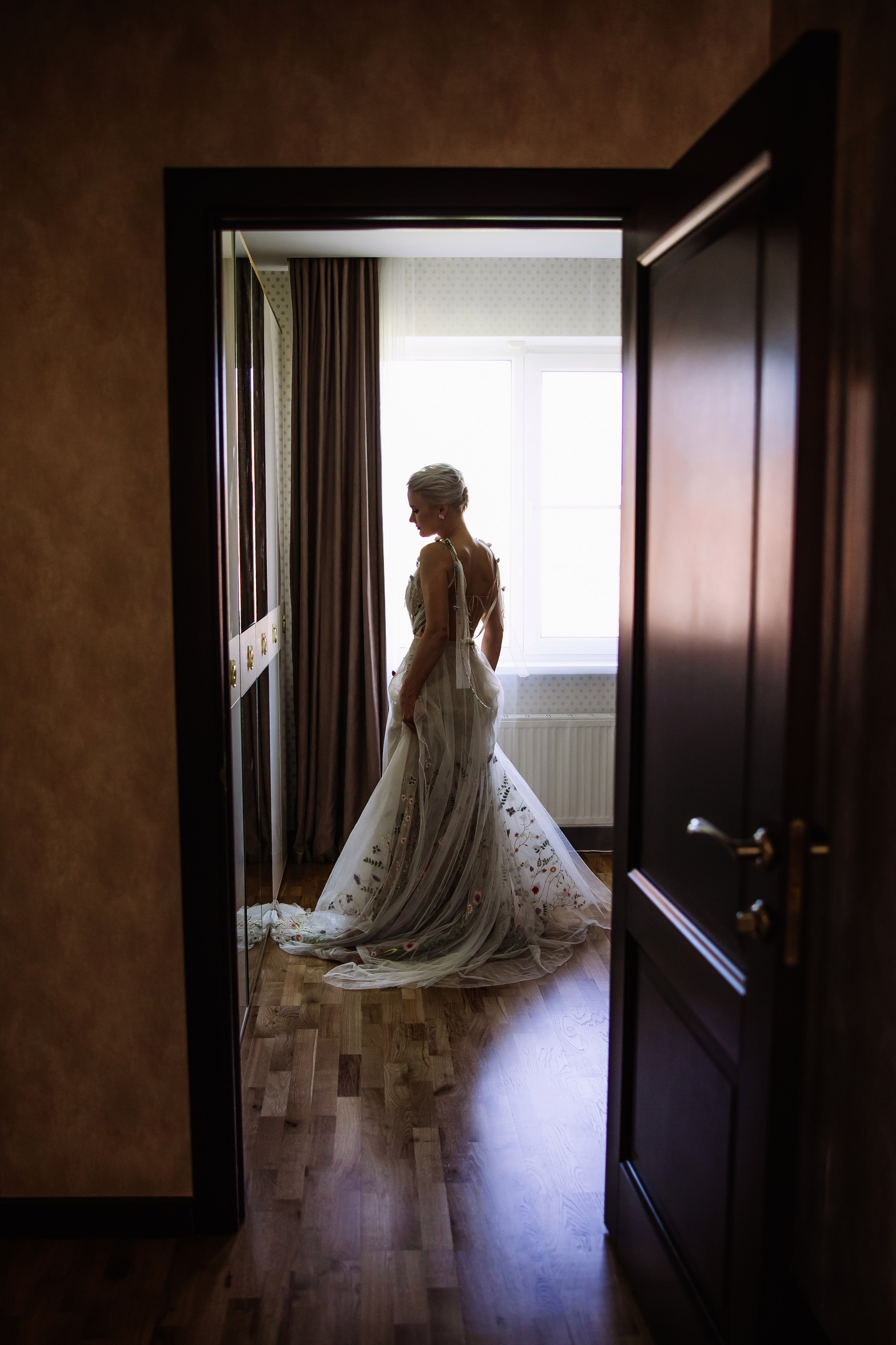 Невеста в дверном проёме