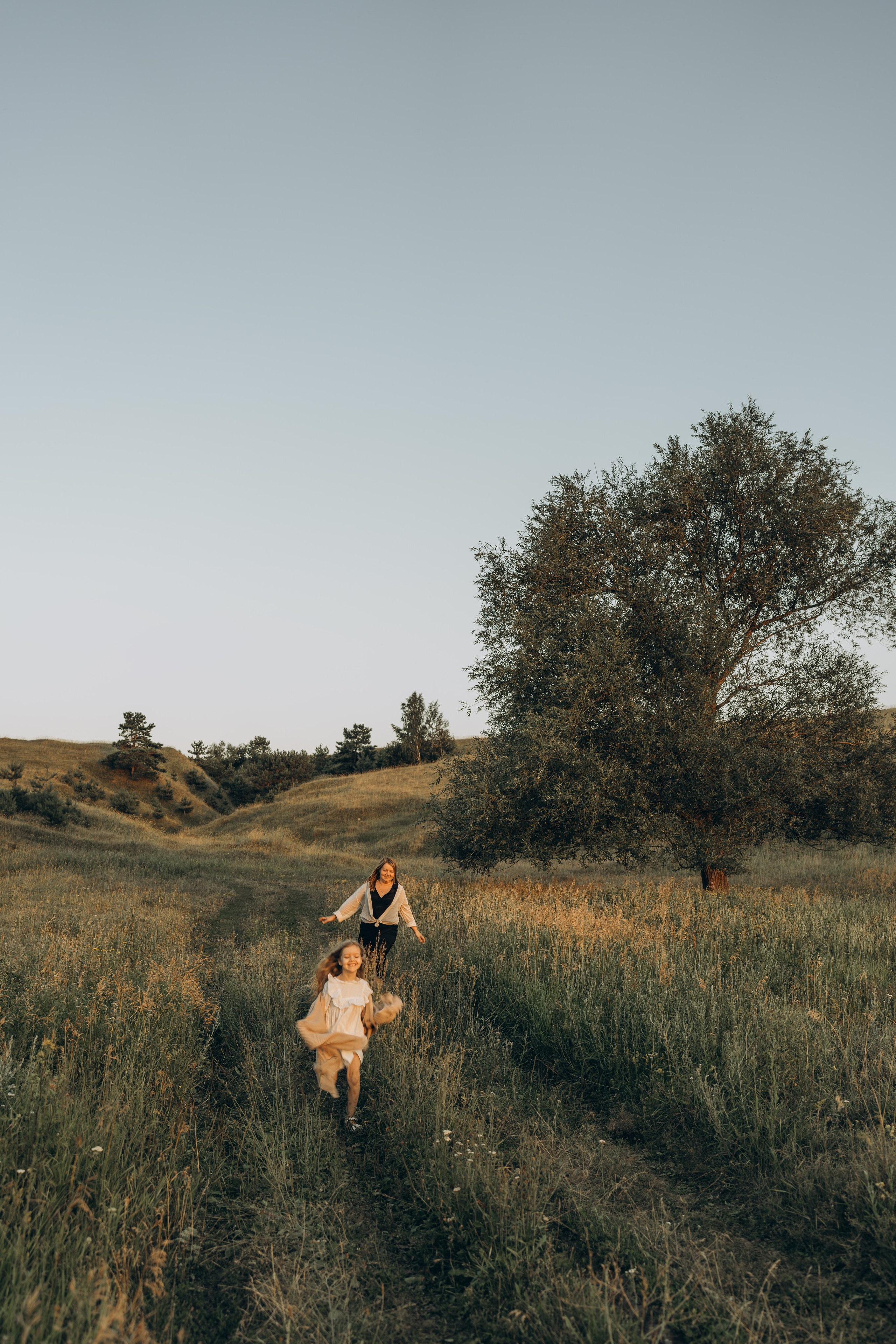 Летний луг, закат. Семейный фотограф Москва. Фотограф беременности и материнства Москва