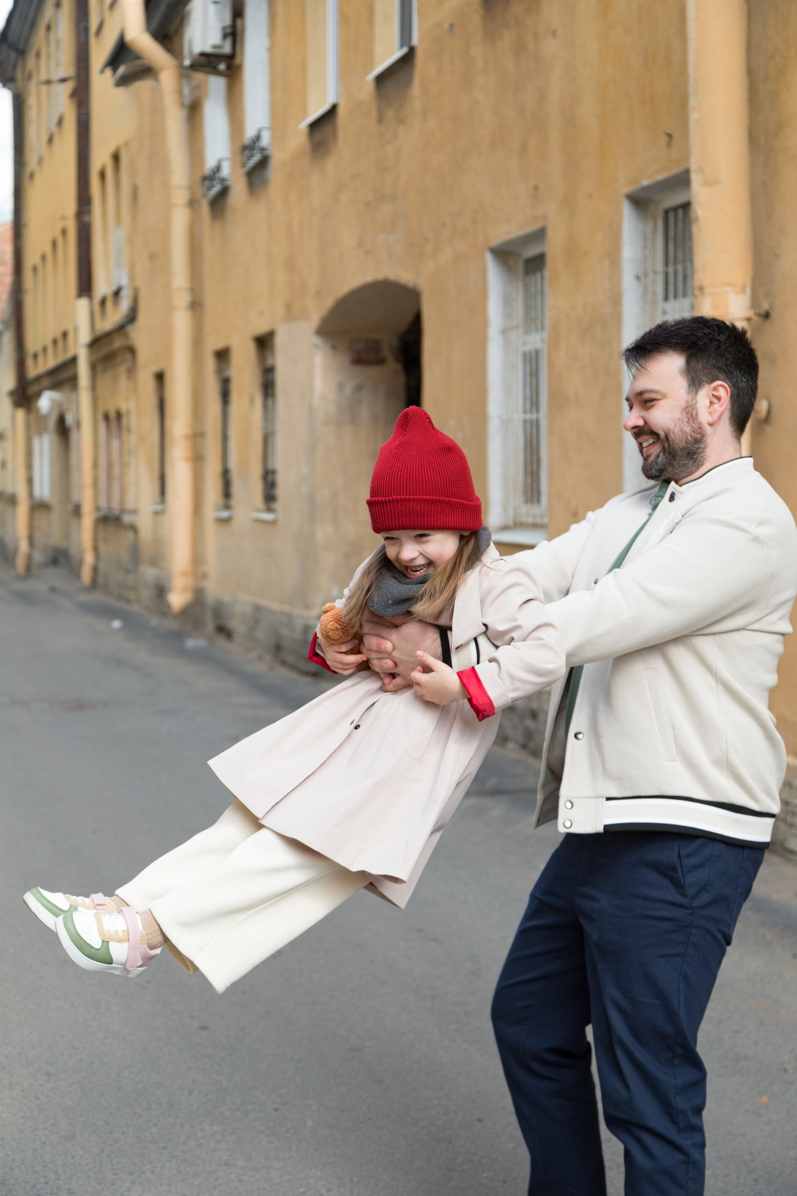 Весенняя фотопрогулка папы и дочки на Васильевском острове. Детский и контент фотограф Надя Волкова Санкт-Петербург