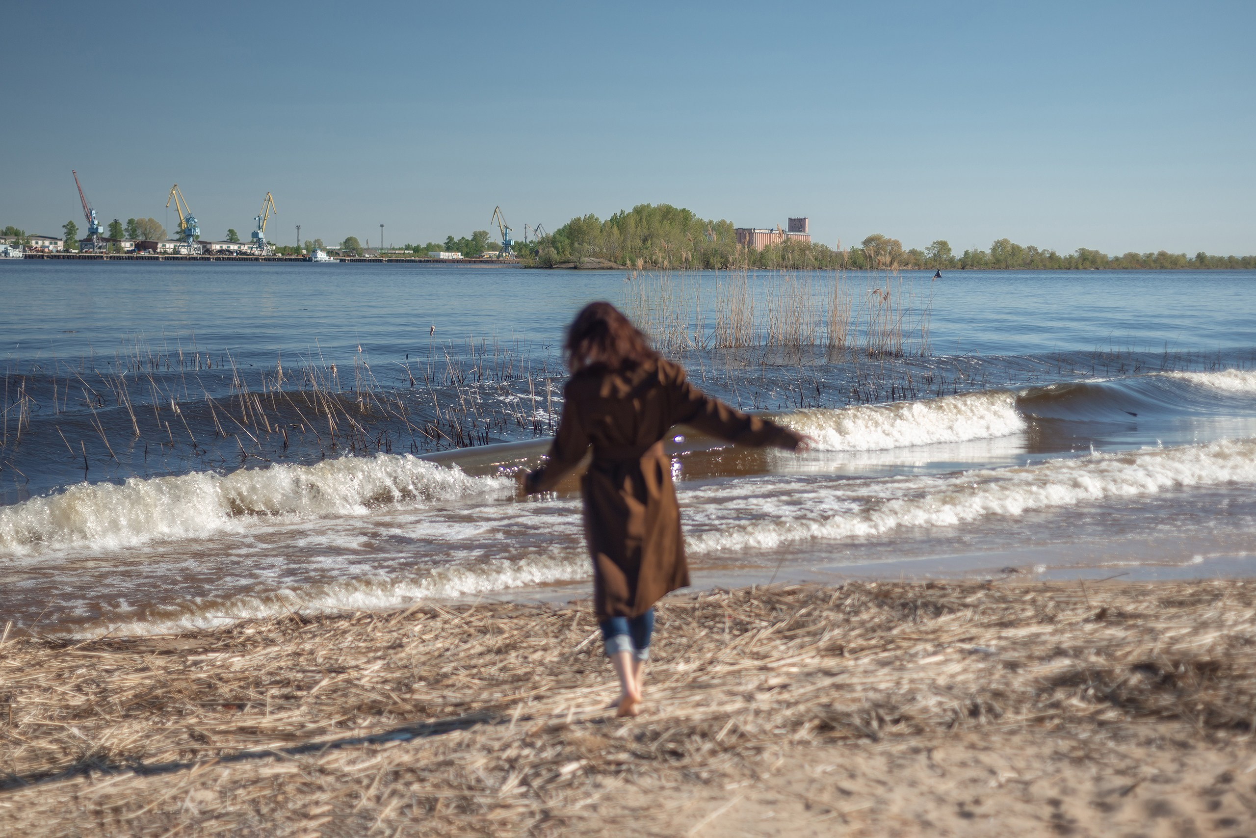 Прогулочная фотосессия у пляжа в Казани для Анастасии Анисовой. Портретный креативный творческий фотограф в Казани Михаил Бушенев
