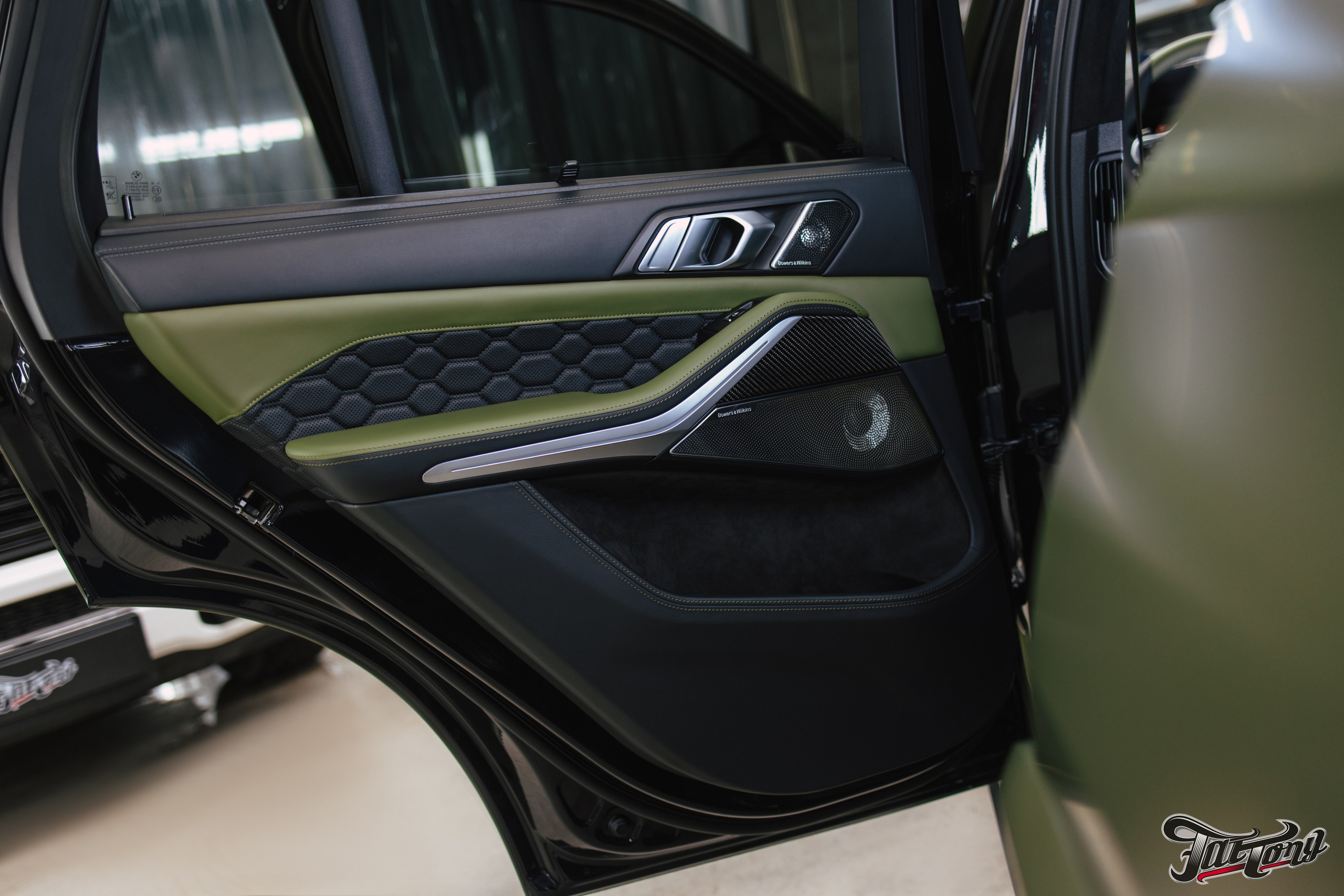 BMW X5M пошив салона в зеленую кожу. DeLorein