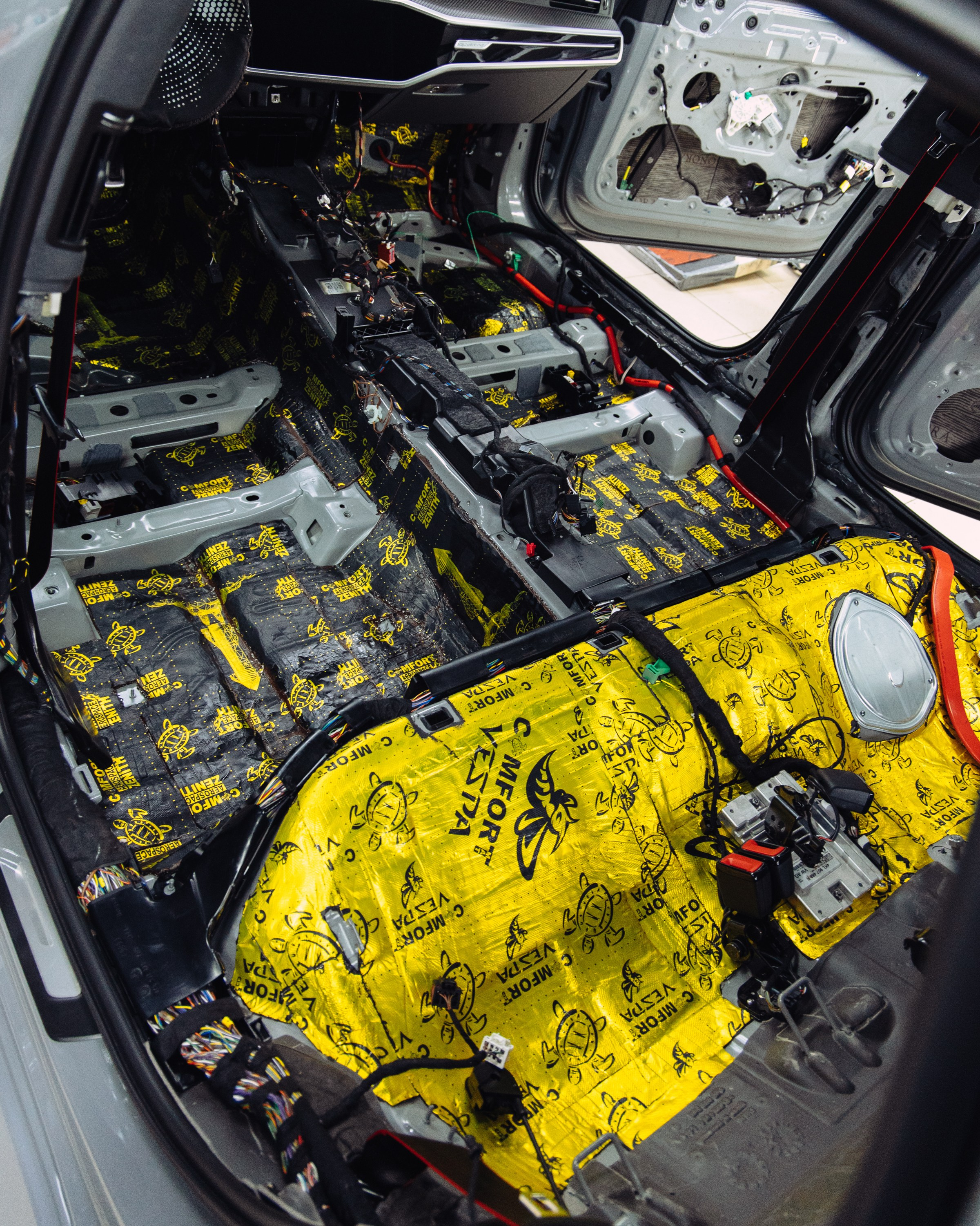 Audi RS6 снятие старой шумоизоляции и нанесение новой. DeLorein