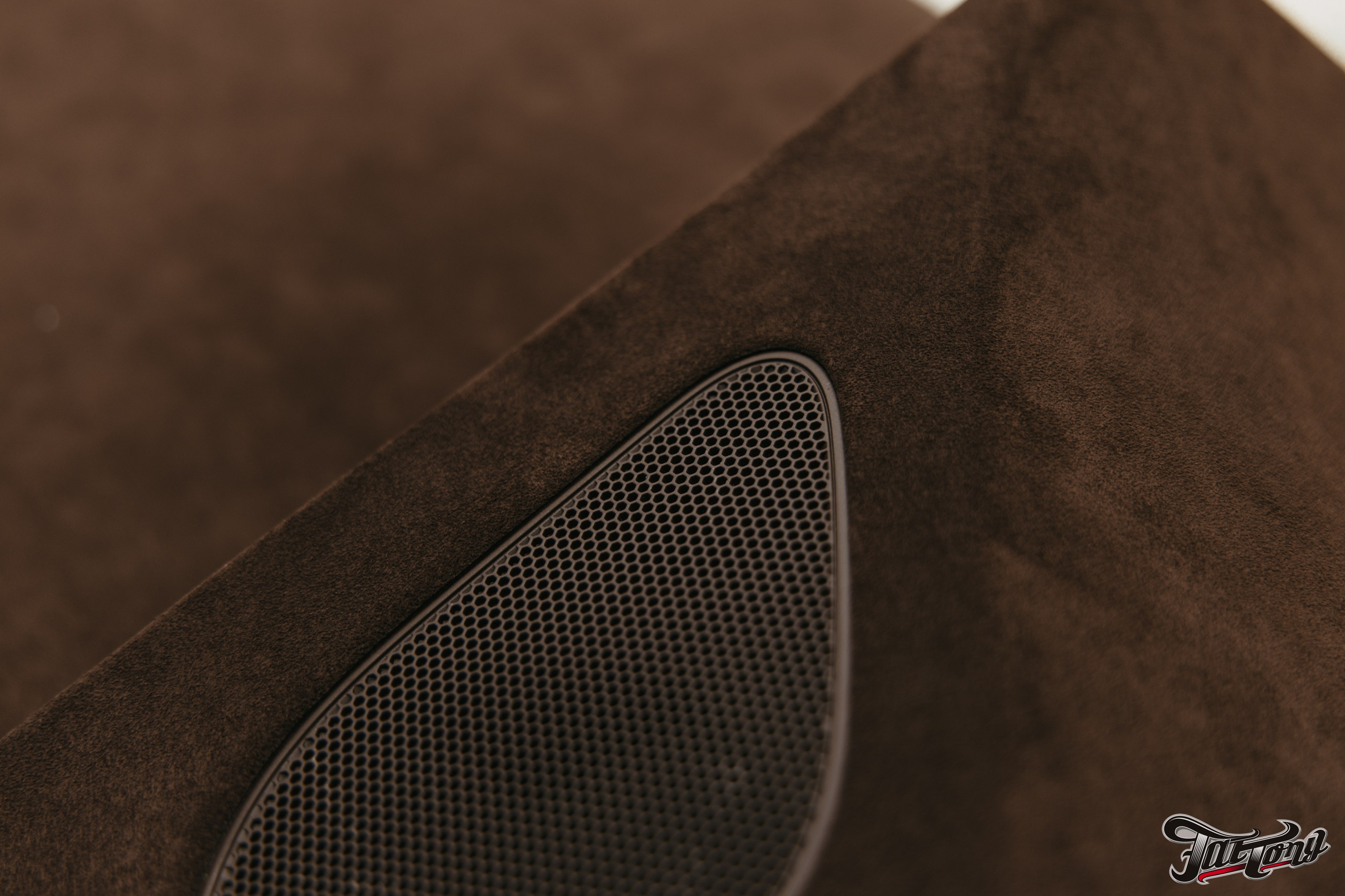 Porsche Сayenne пошив потолка в коричневую алькантару. DeLorein