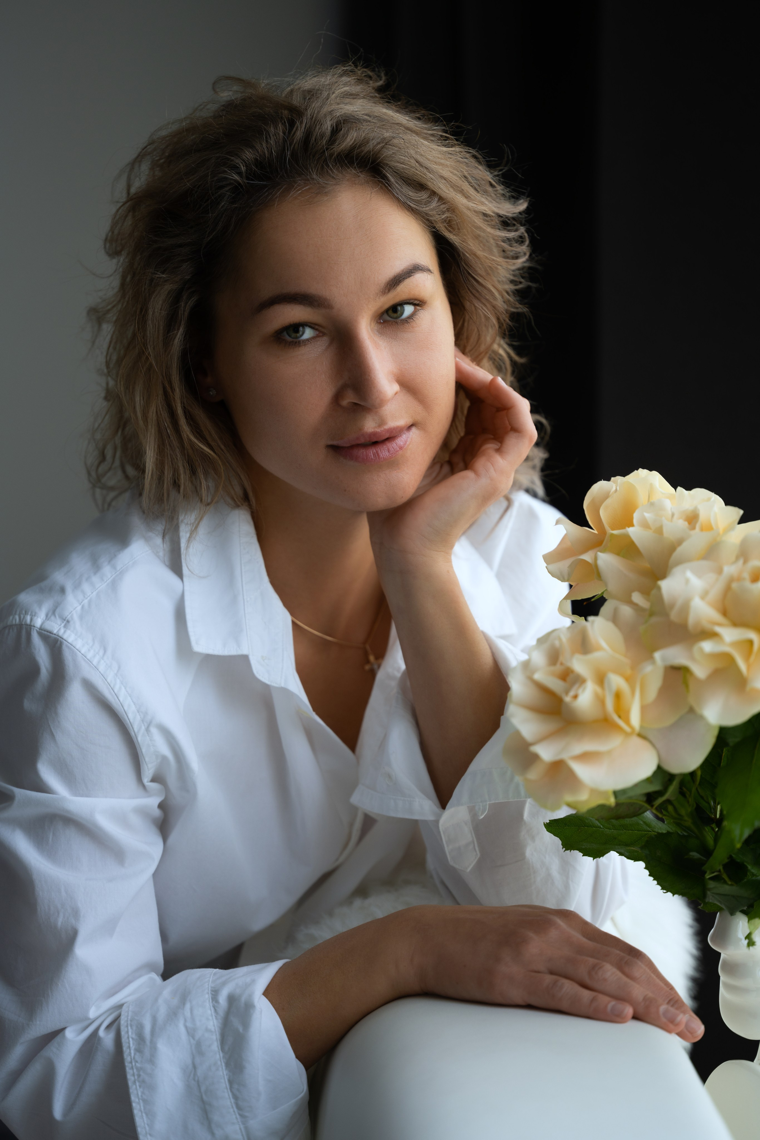 Студийная съёмка девушки в белой рубашке
