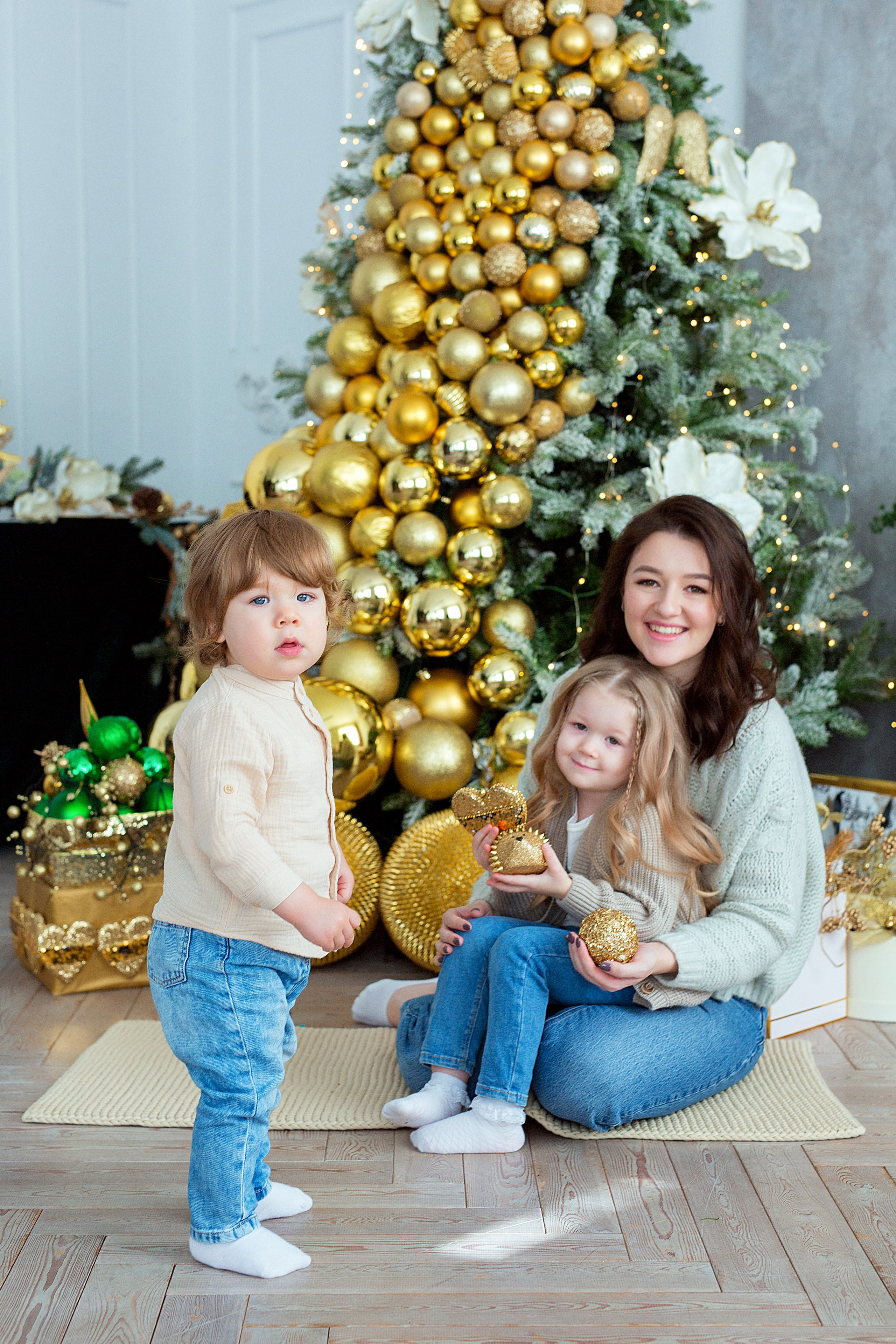 Ольга с детками в новый год. Людмила Далидович топовый семейный фотограф Находка/Владивосток