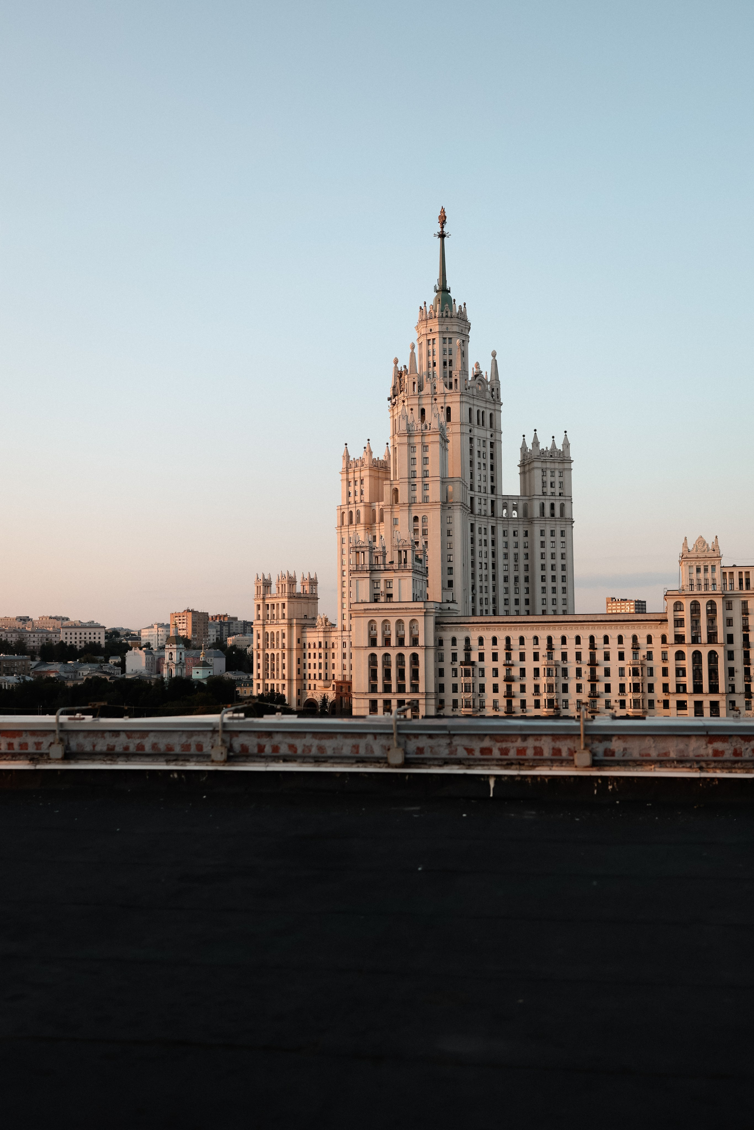 На крыше города с видом на Котельническую набережную. Свадебный фотограф в Москве Людмила Яковлева