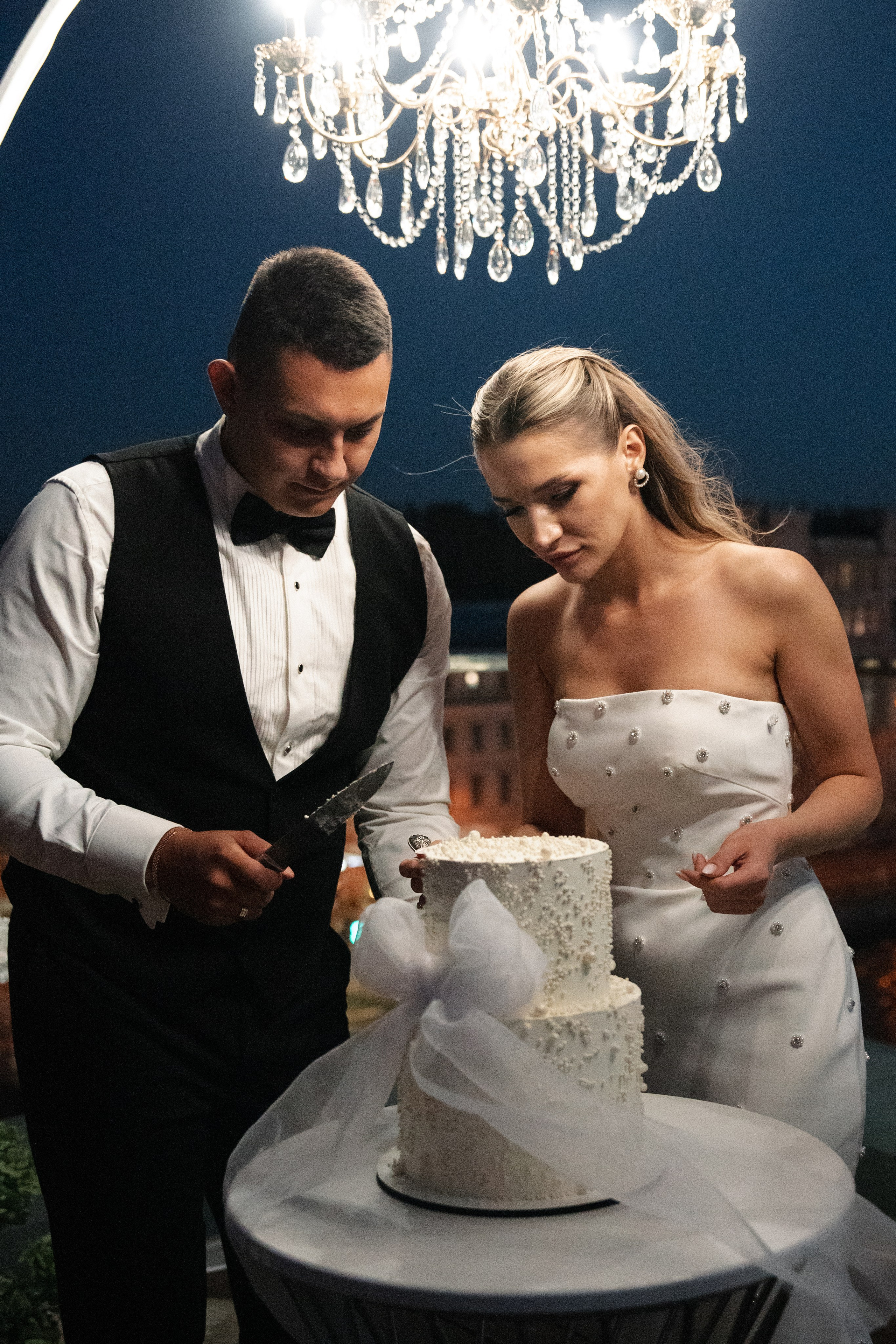 Виктория & Роман. Камерная городская свадьба в видовом ресторане в стиле современная классика. Свадебный фотограф организатор в Санкт-Петербурге Ассоль Опарина