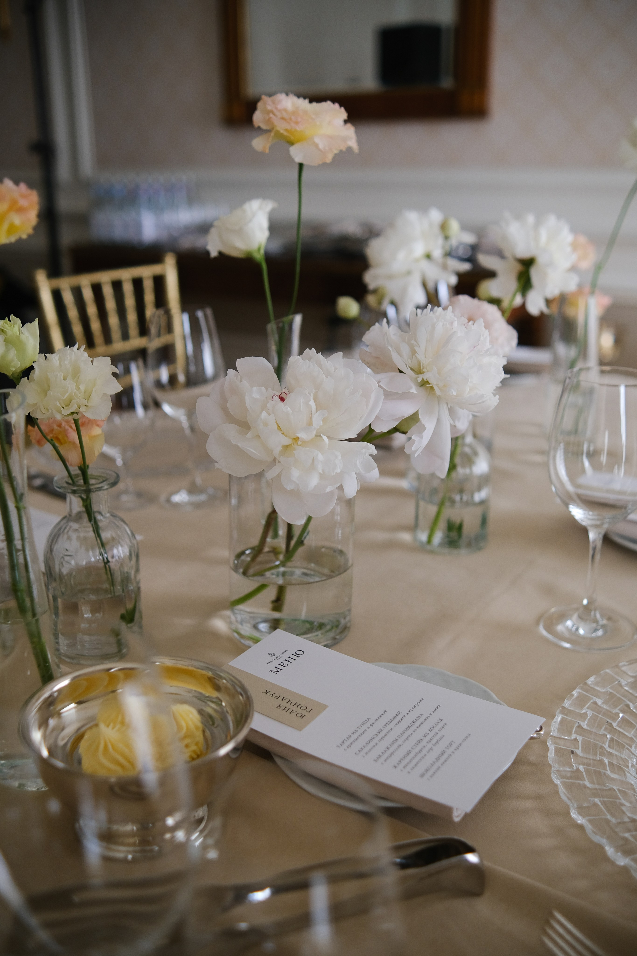 Оформление камерного ужина пионами, лизиантусом в отеле Four Seasons