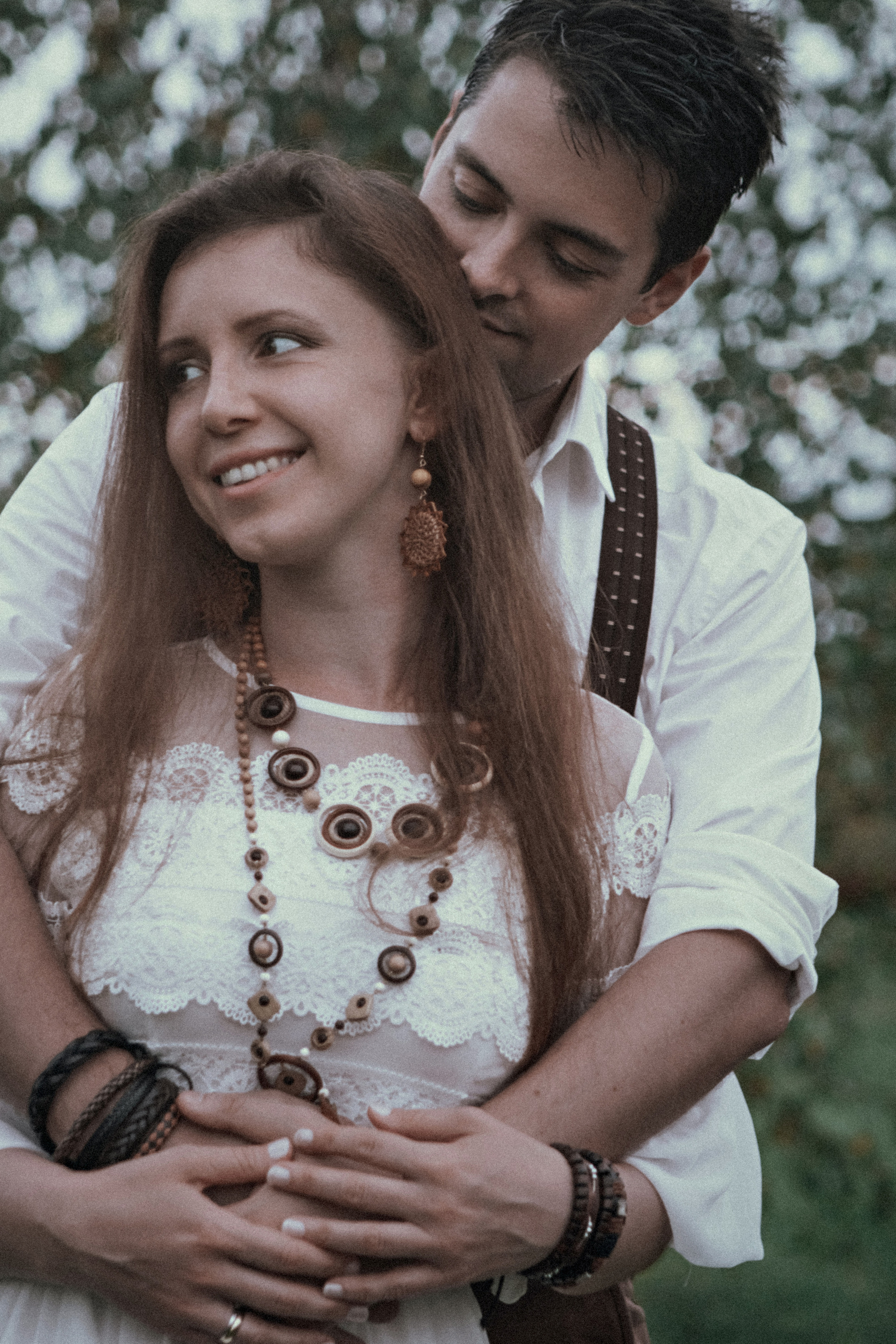 Влюбленная пара в белом на природе