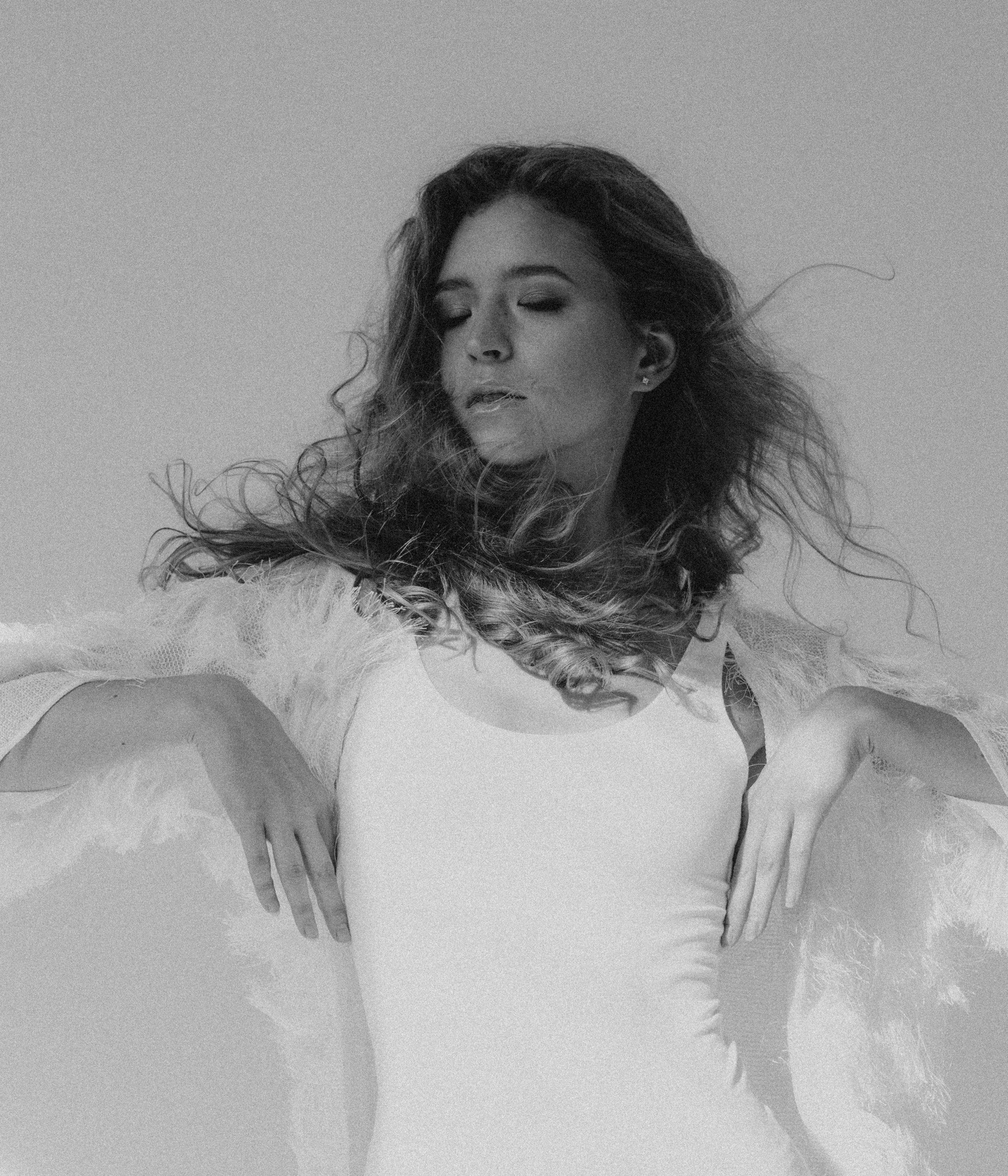 Черно белый портрет девушки на белой циклораме