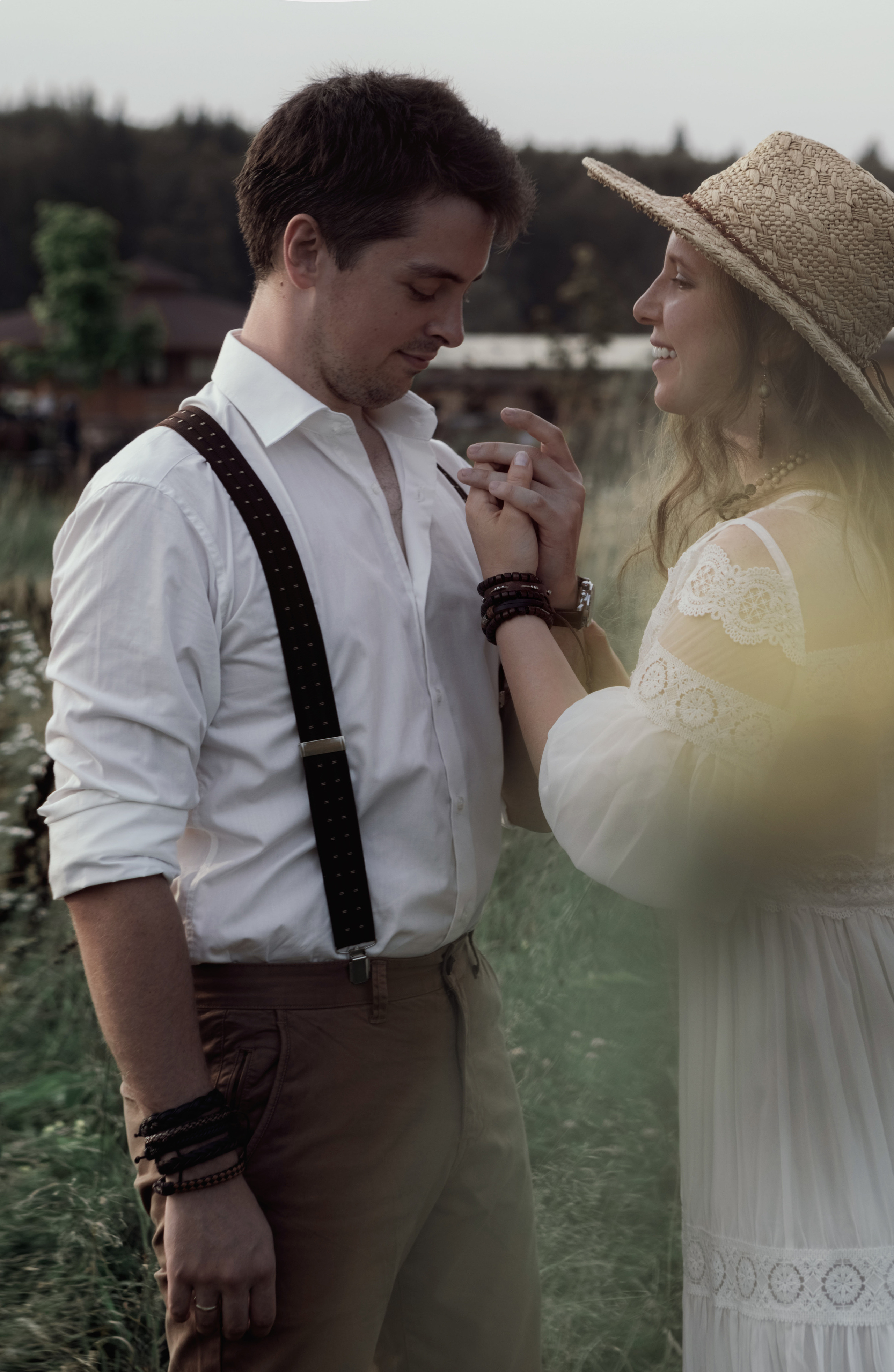 Влюбленная пара в белом держаться за руки