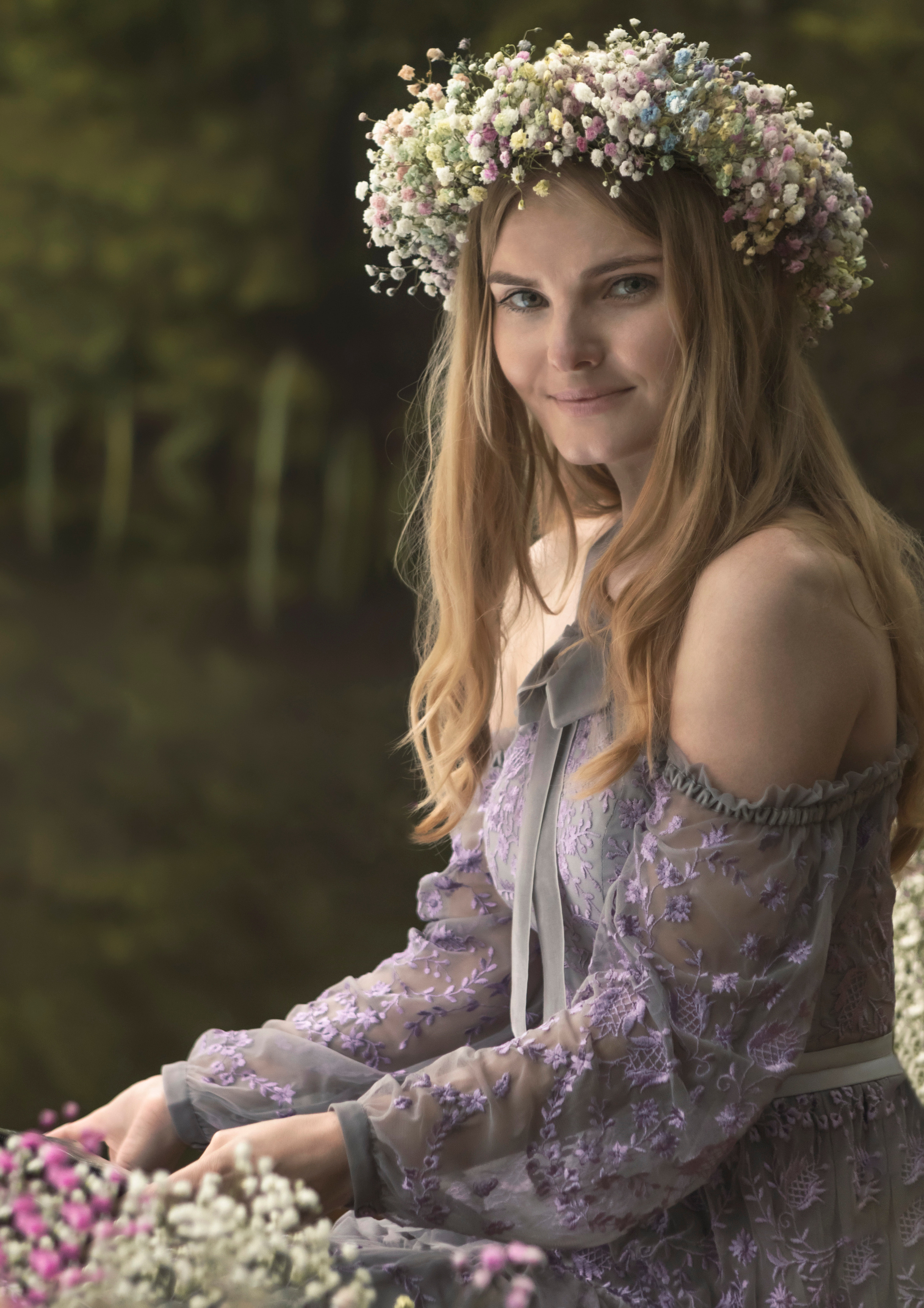 Девушка в лодке с венком из цветов на голове