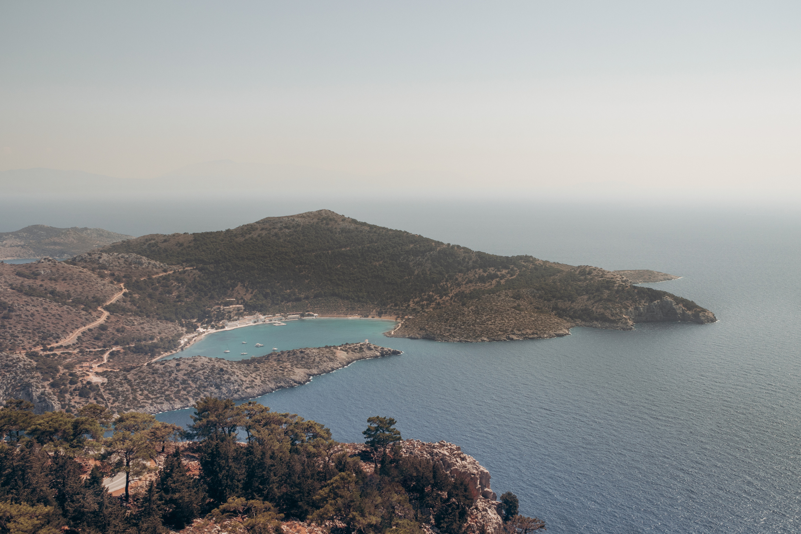 Пейзаж с горами и морем. Остров Сими