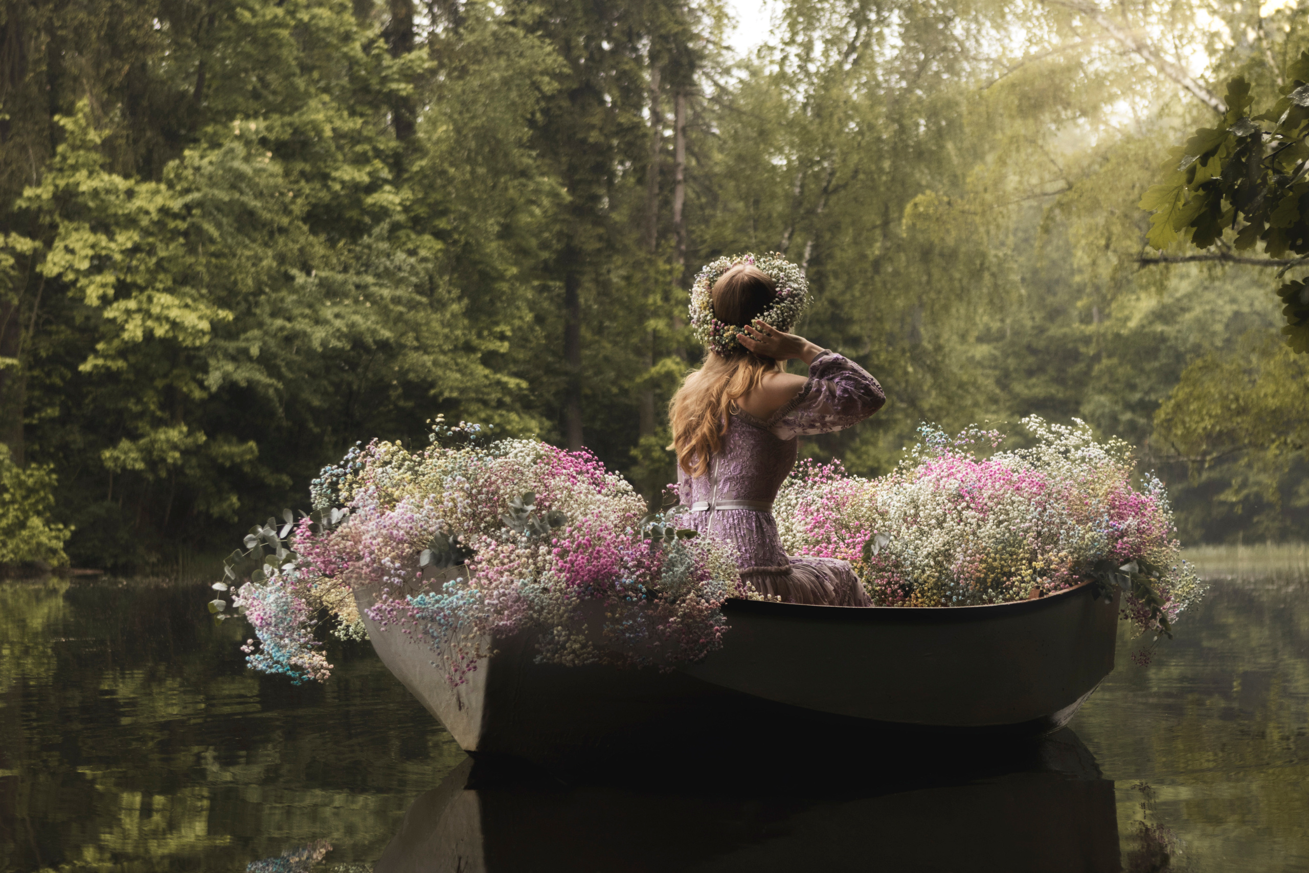 Девушка плывет в лодке декорированная цветами
