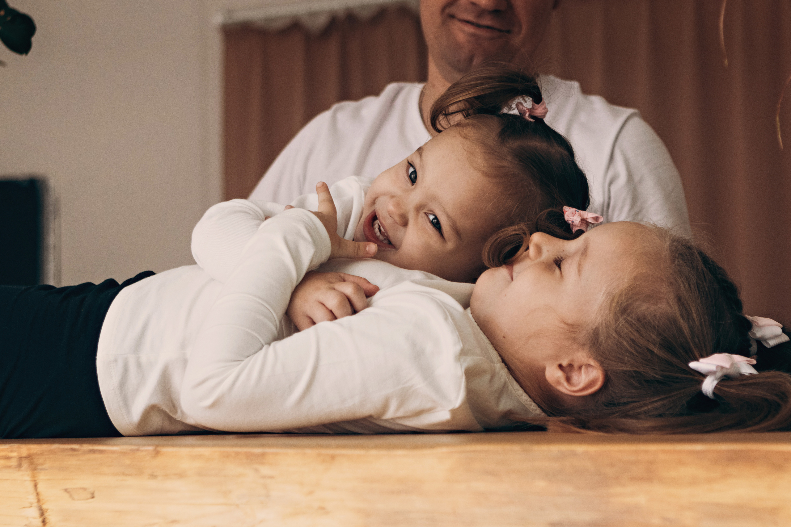 Две маленькие девочки в белом 