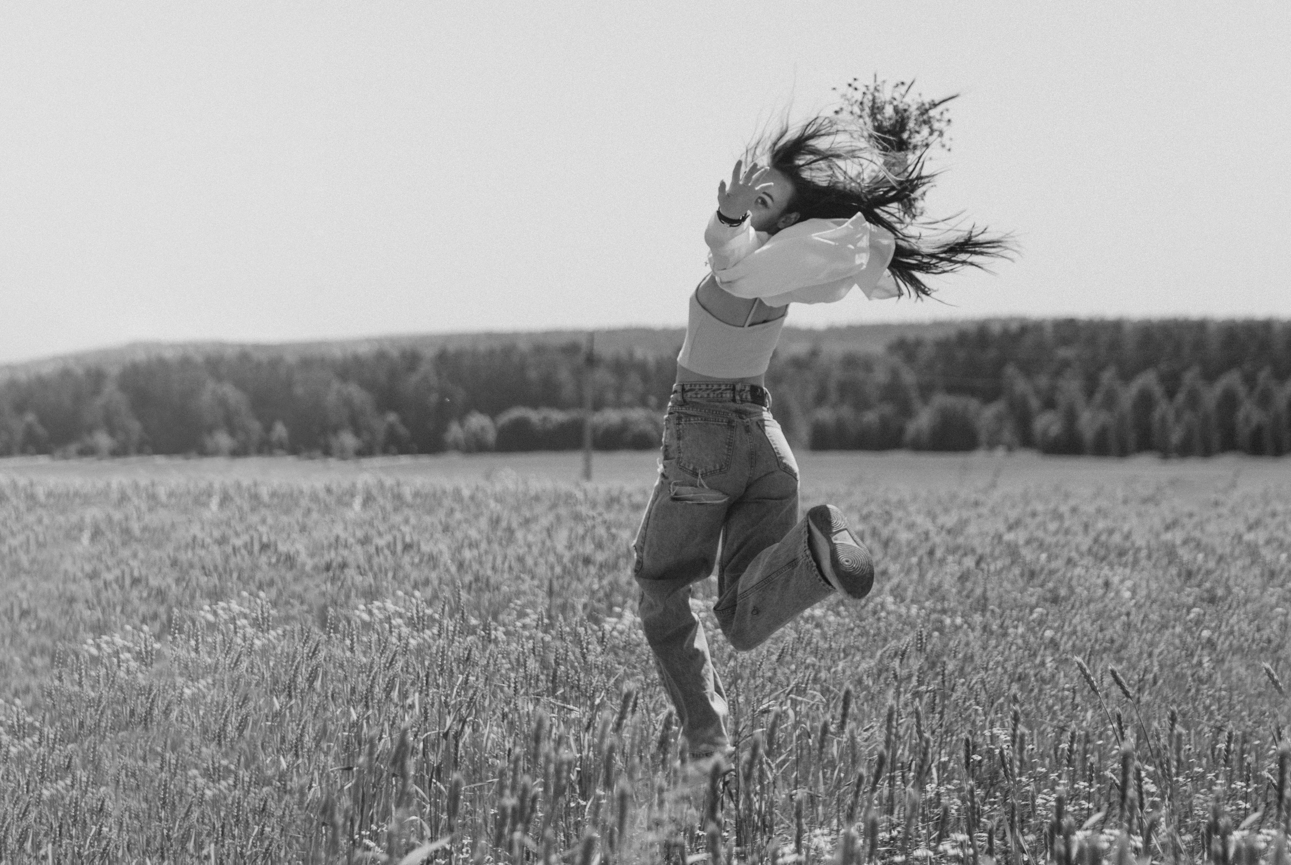 Бегущая девушка по полю в солнечный день