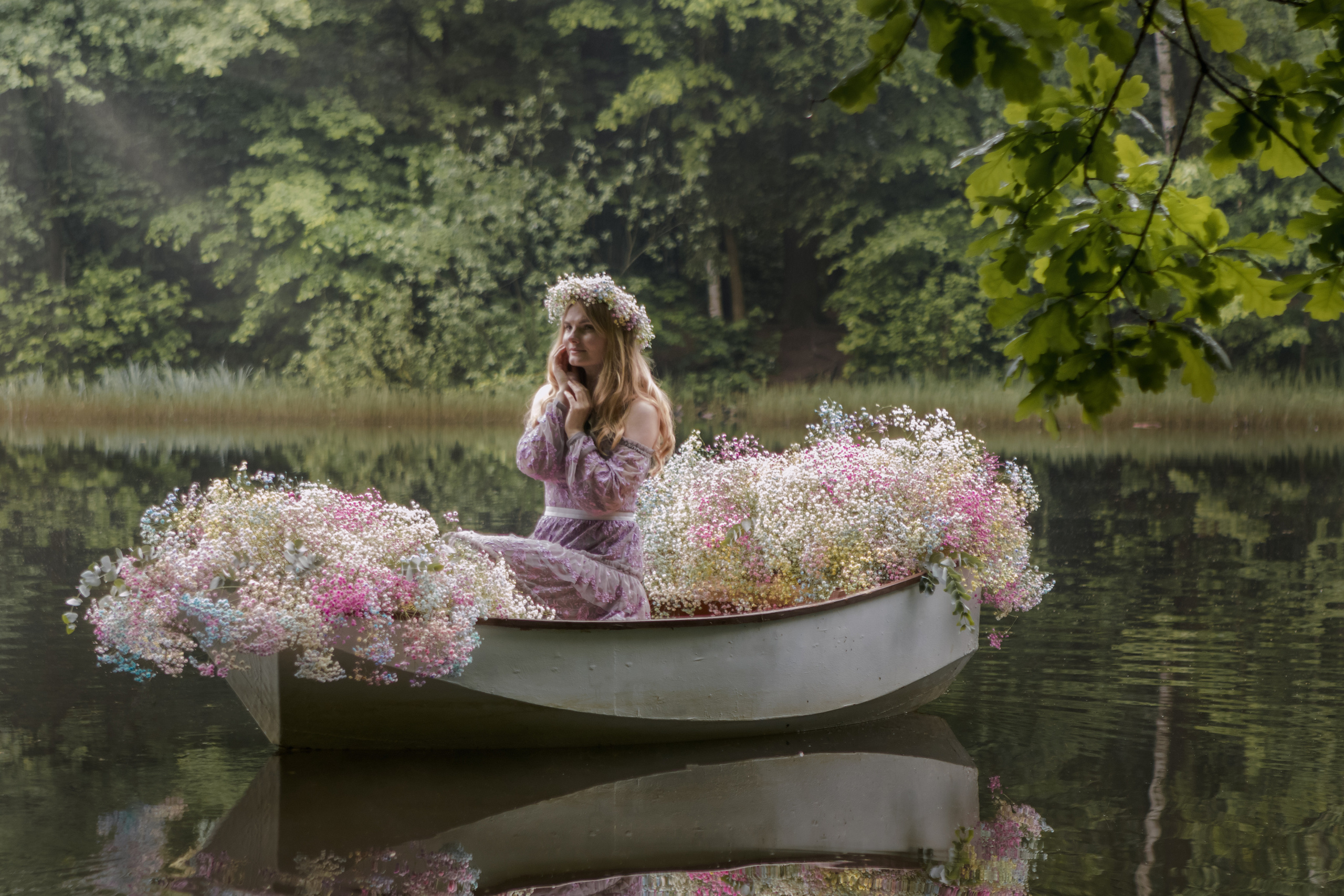Девушка плывет в лодке декорированная цветами