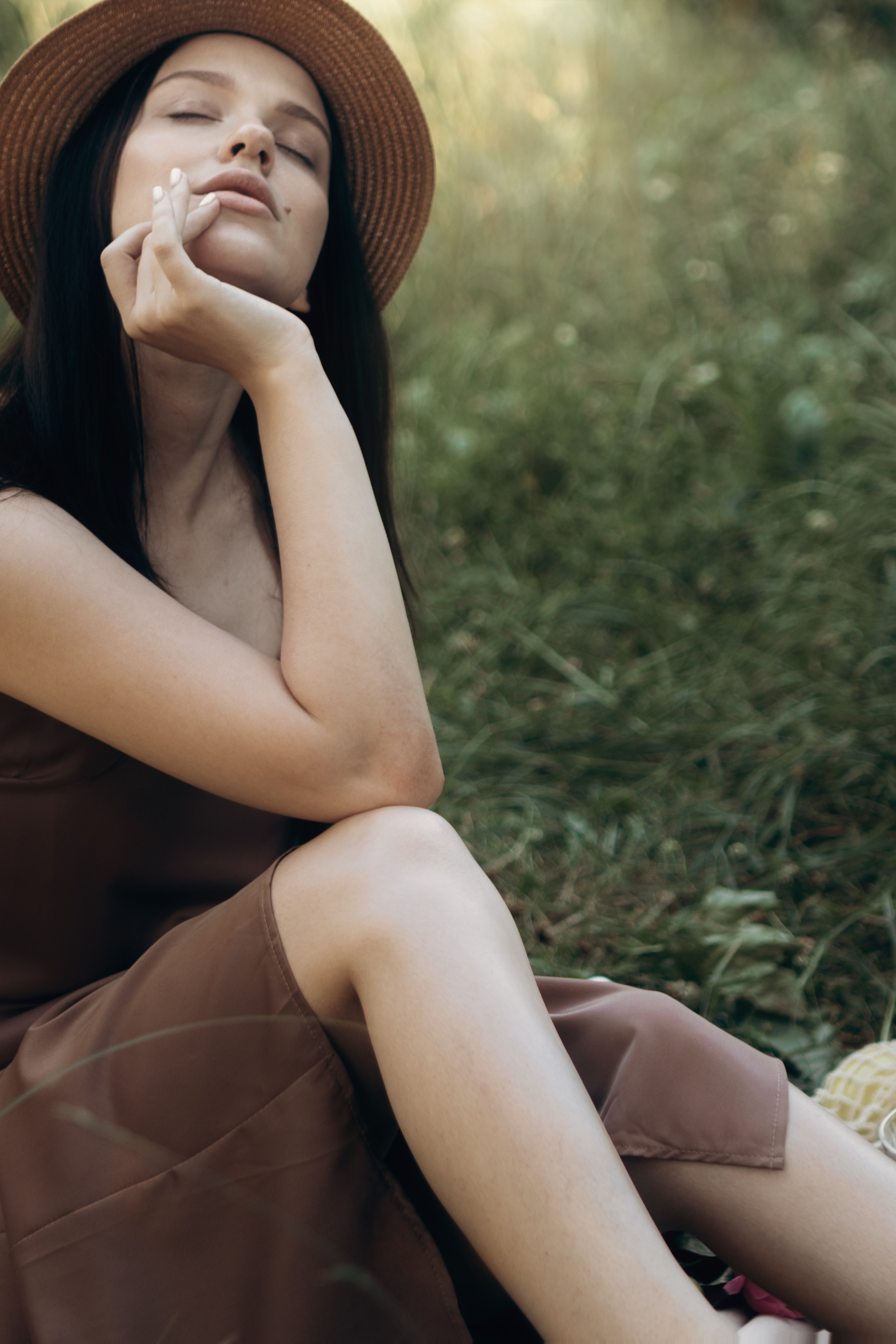 Девушка на природе в соломенной шляпе