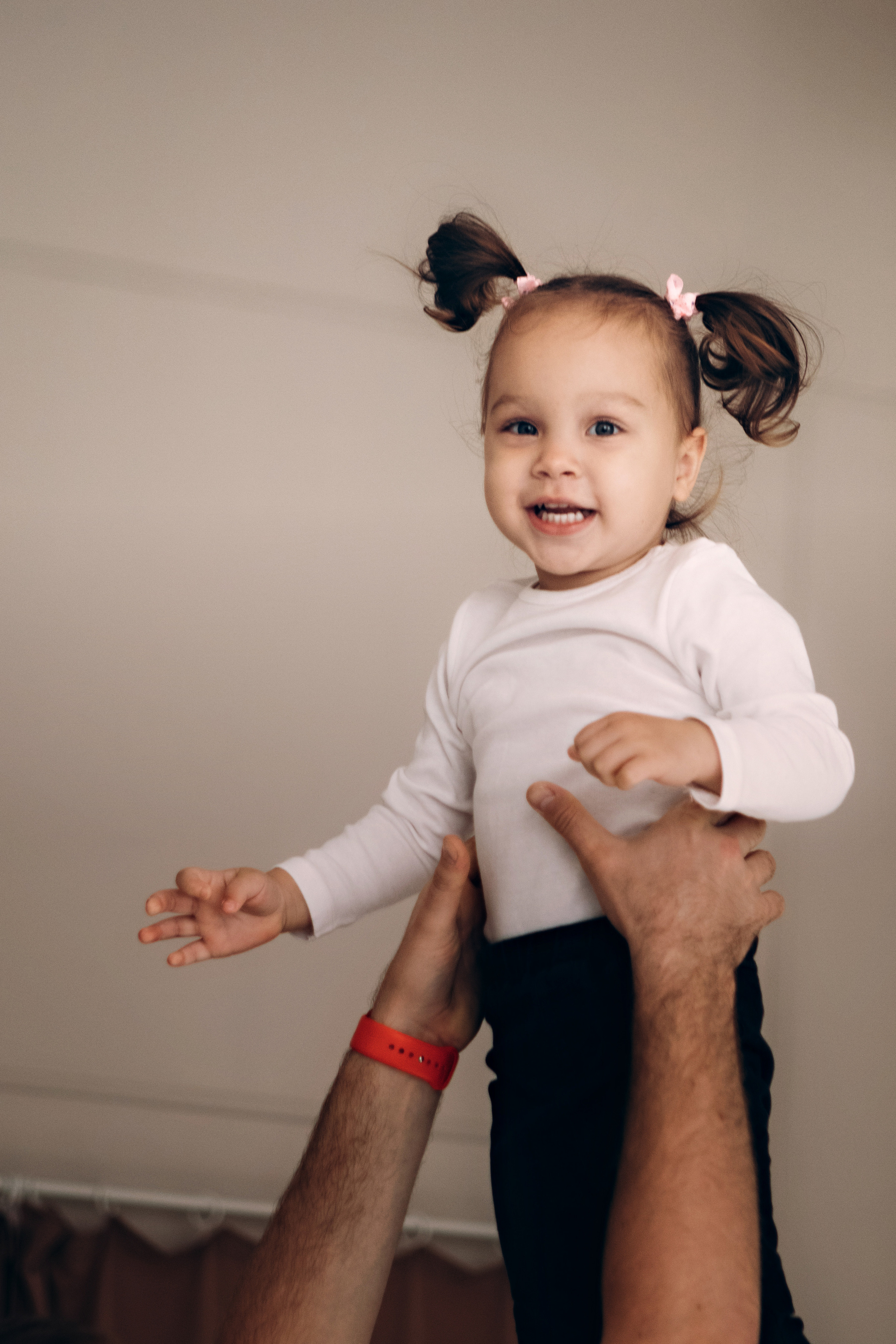 Маленькая девочка в белом с улыбкой на лице