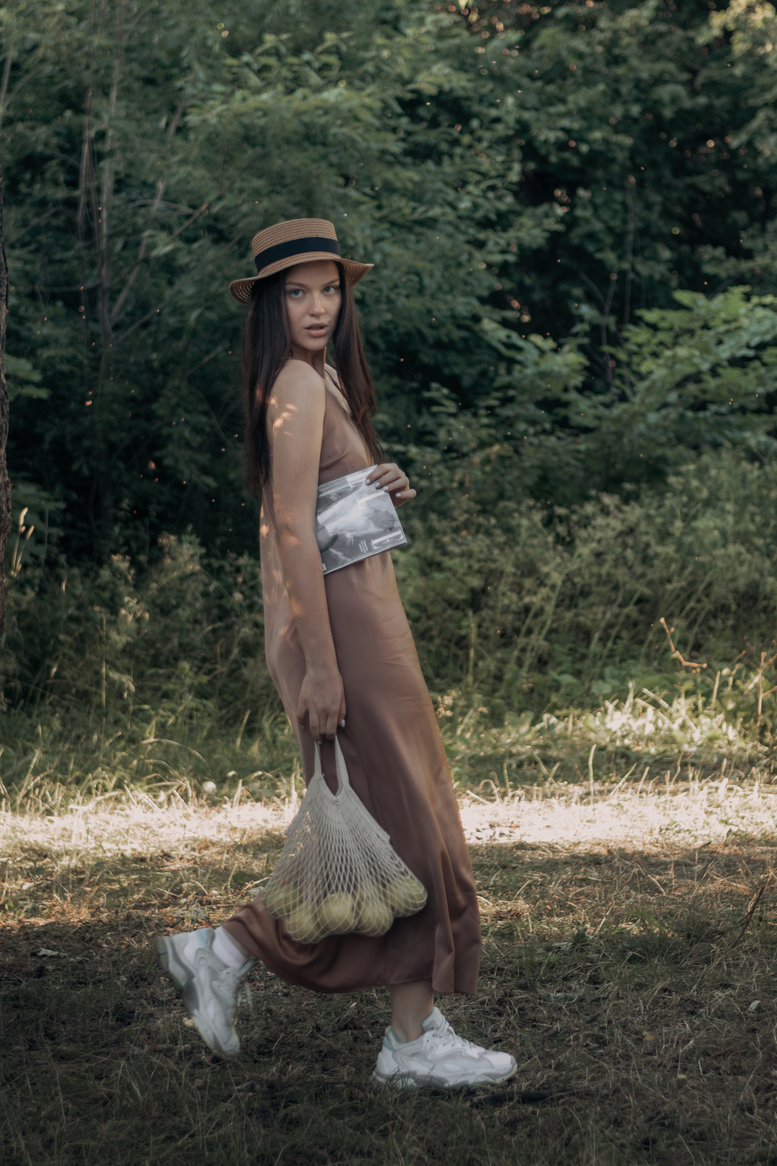 Портрет девушки в полный рост с авоськой и журналом