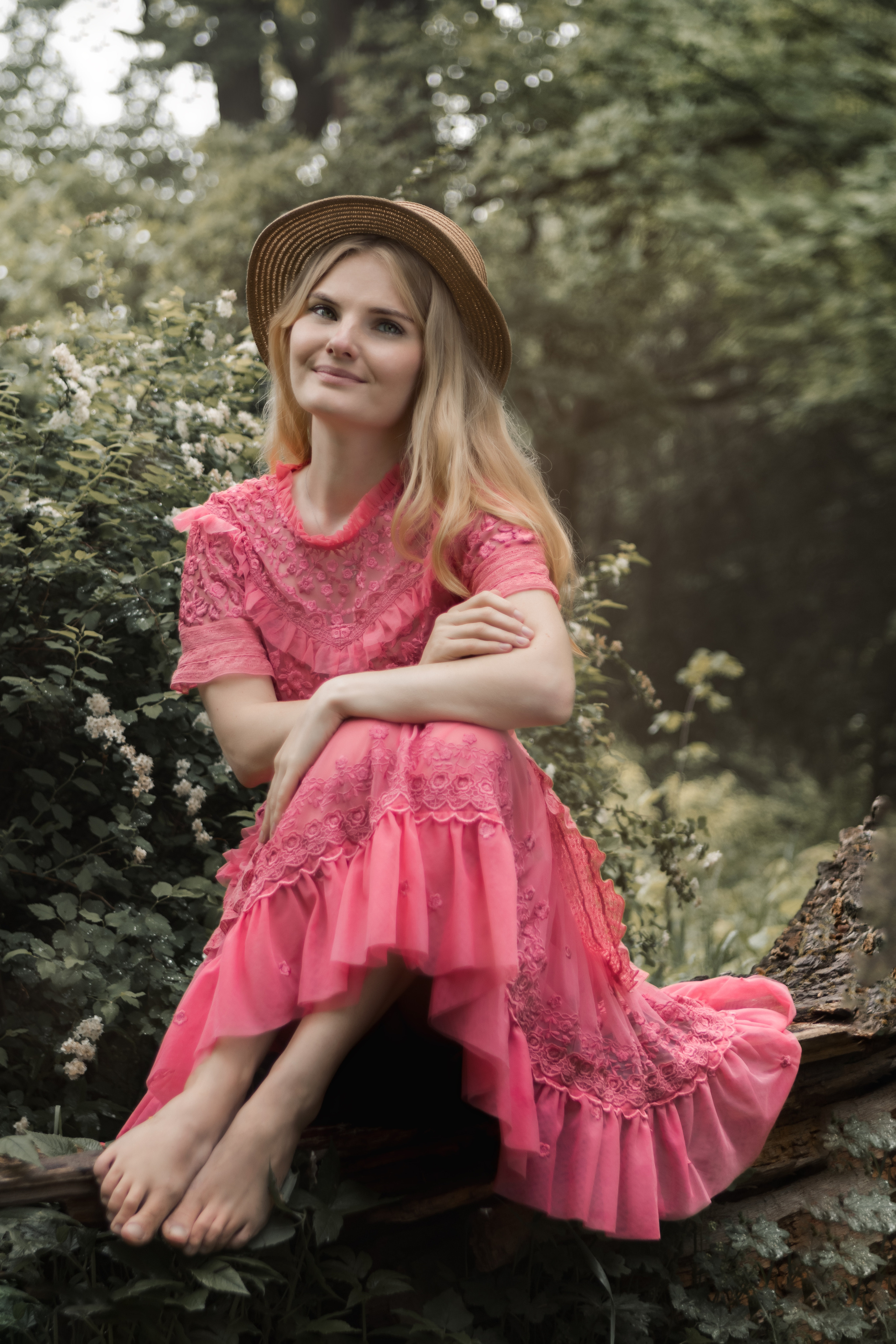 Портрет девушки в резом платье в лесу