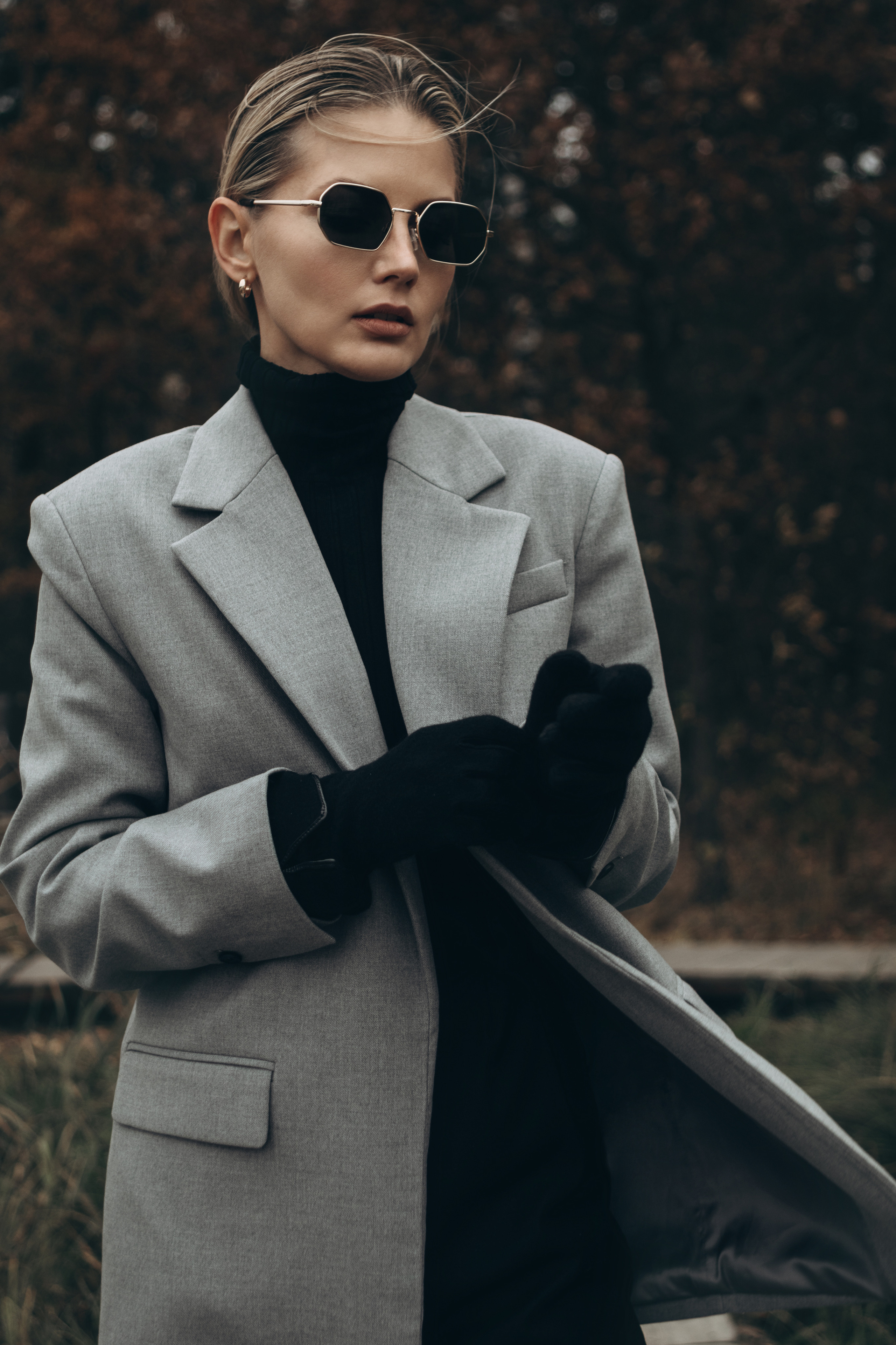 Портрет девушки в пиджаке на фоне осенней природы