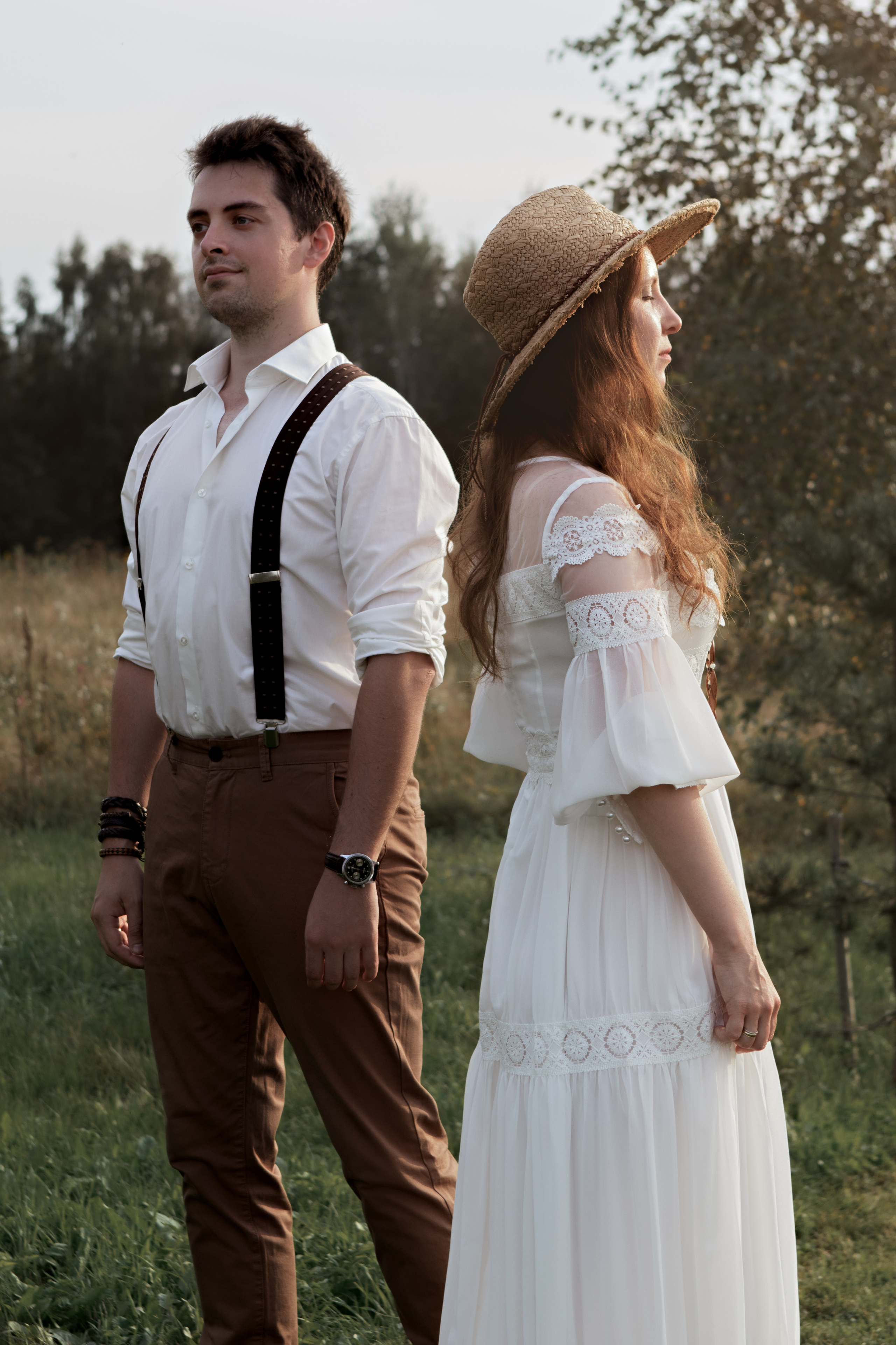 Влюбленная пара в белом на природе