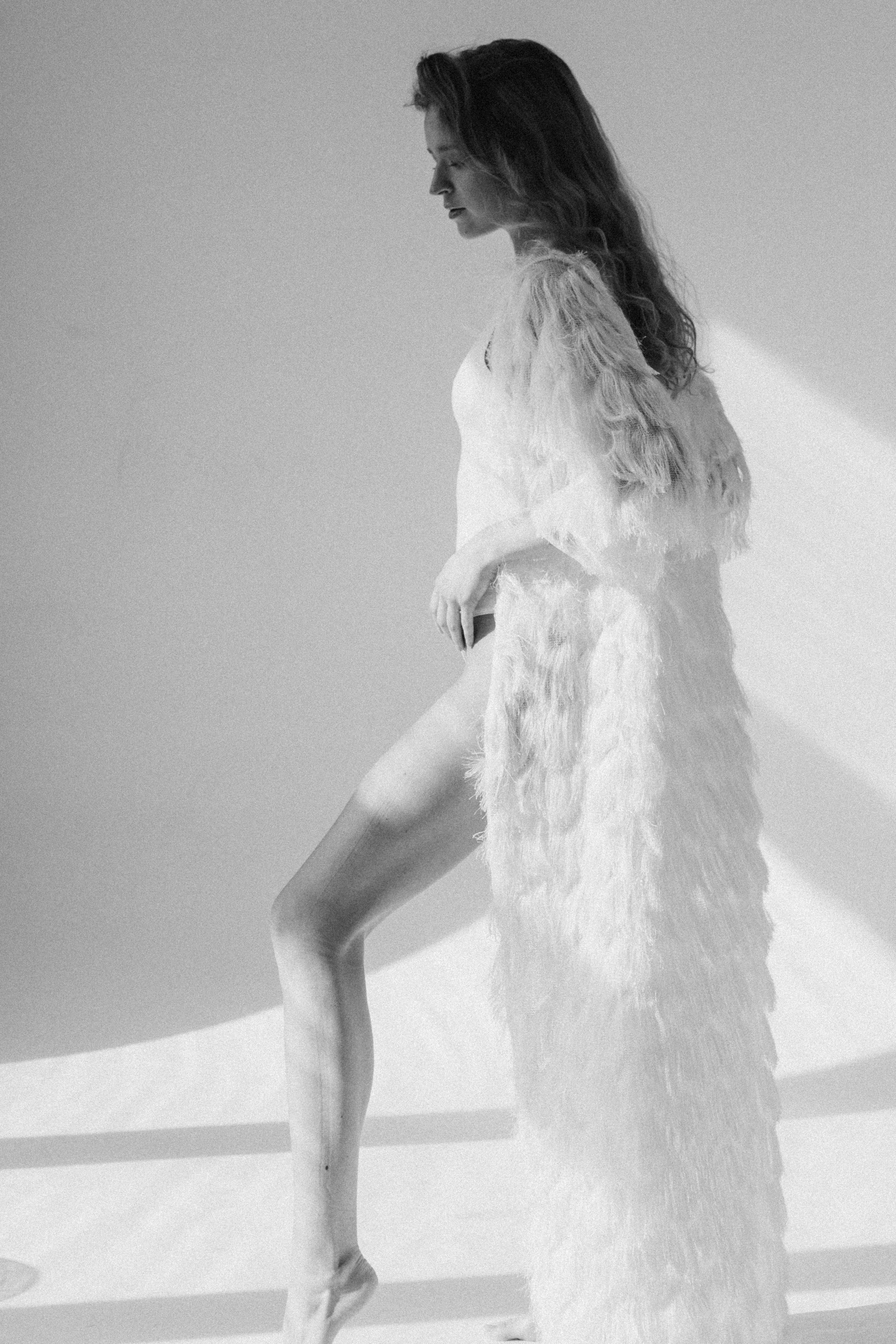 Черно белый портрет девушки на белой циклораме