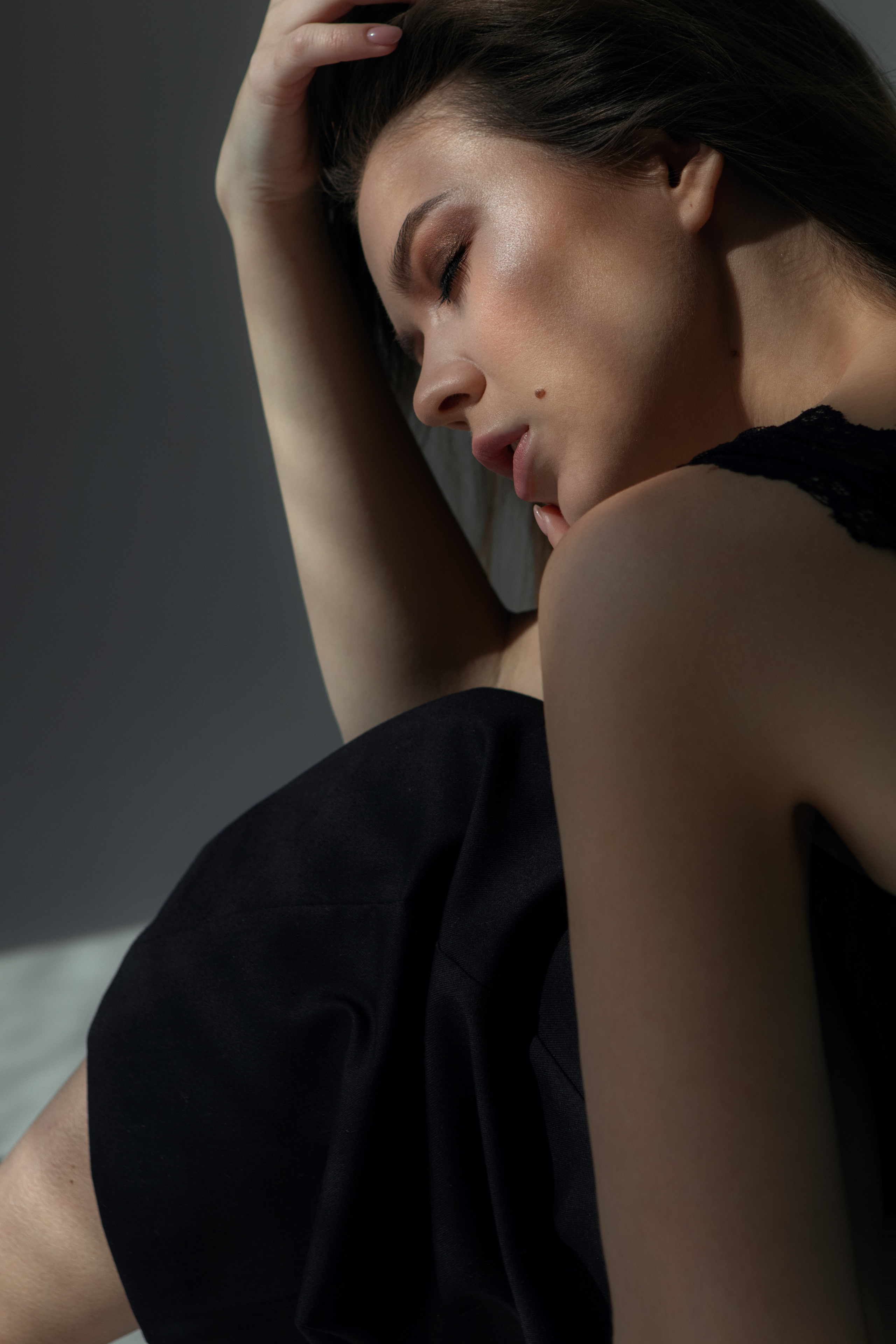 Портрет девушки в черном в студии