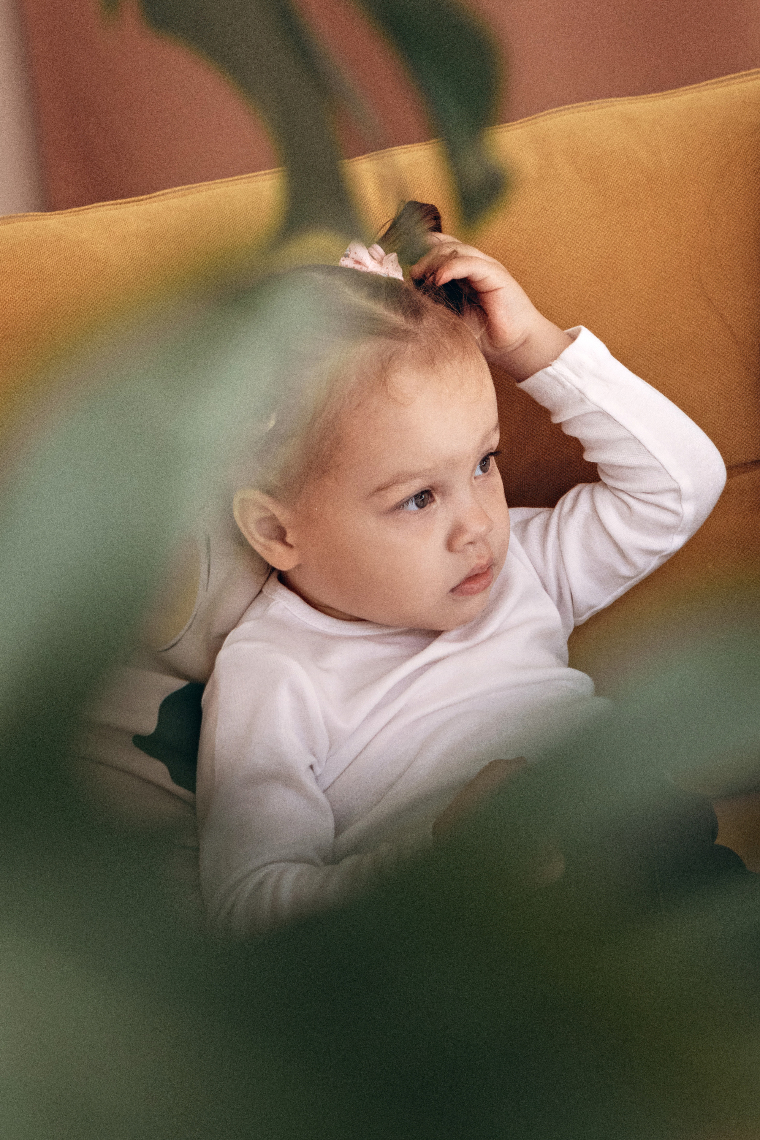 Маленькая девочка на желтом диване 