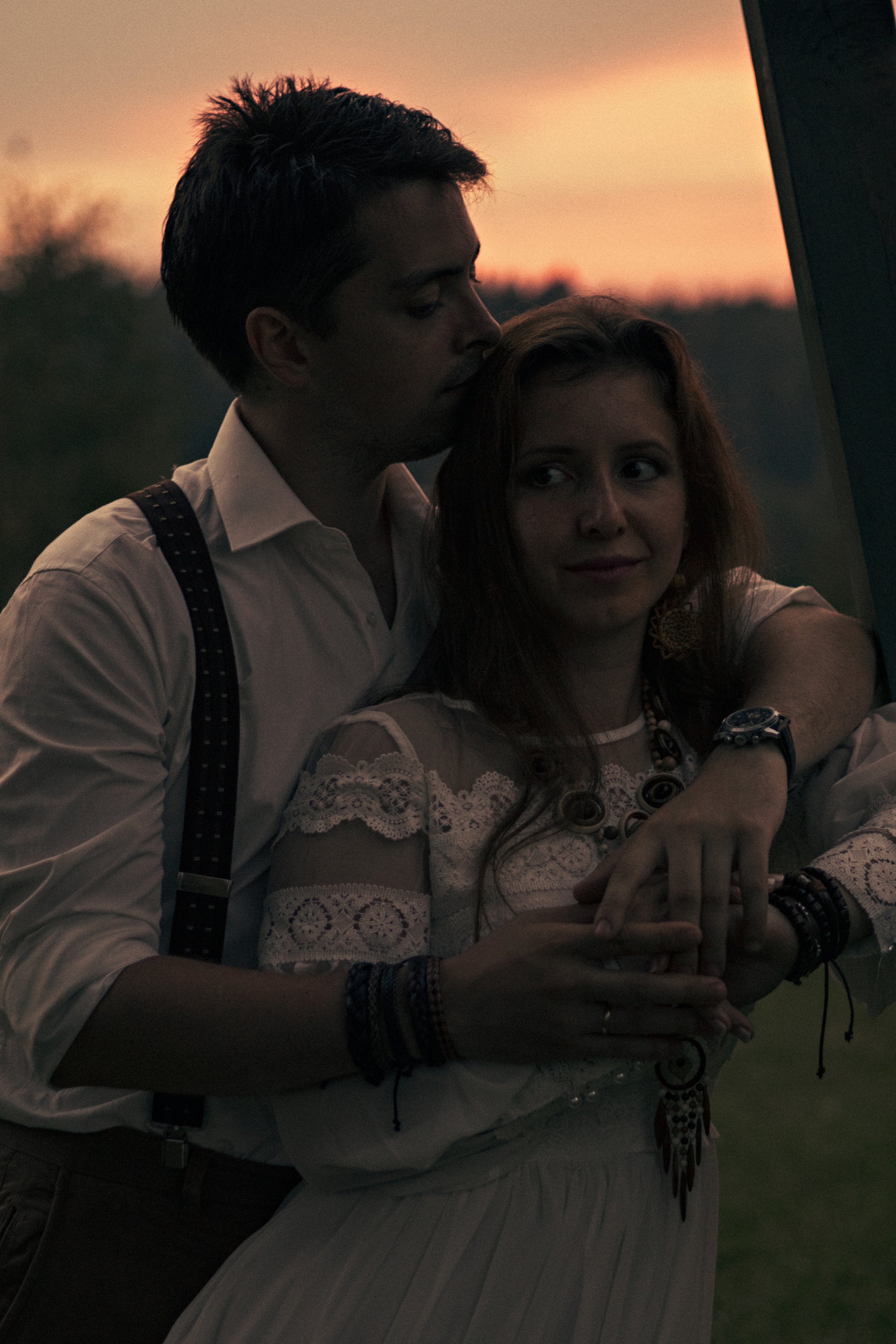 Влюбленная пара в белом на фоне заката