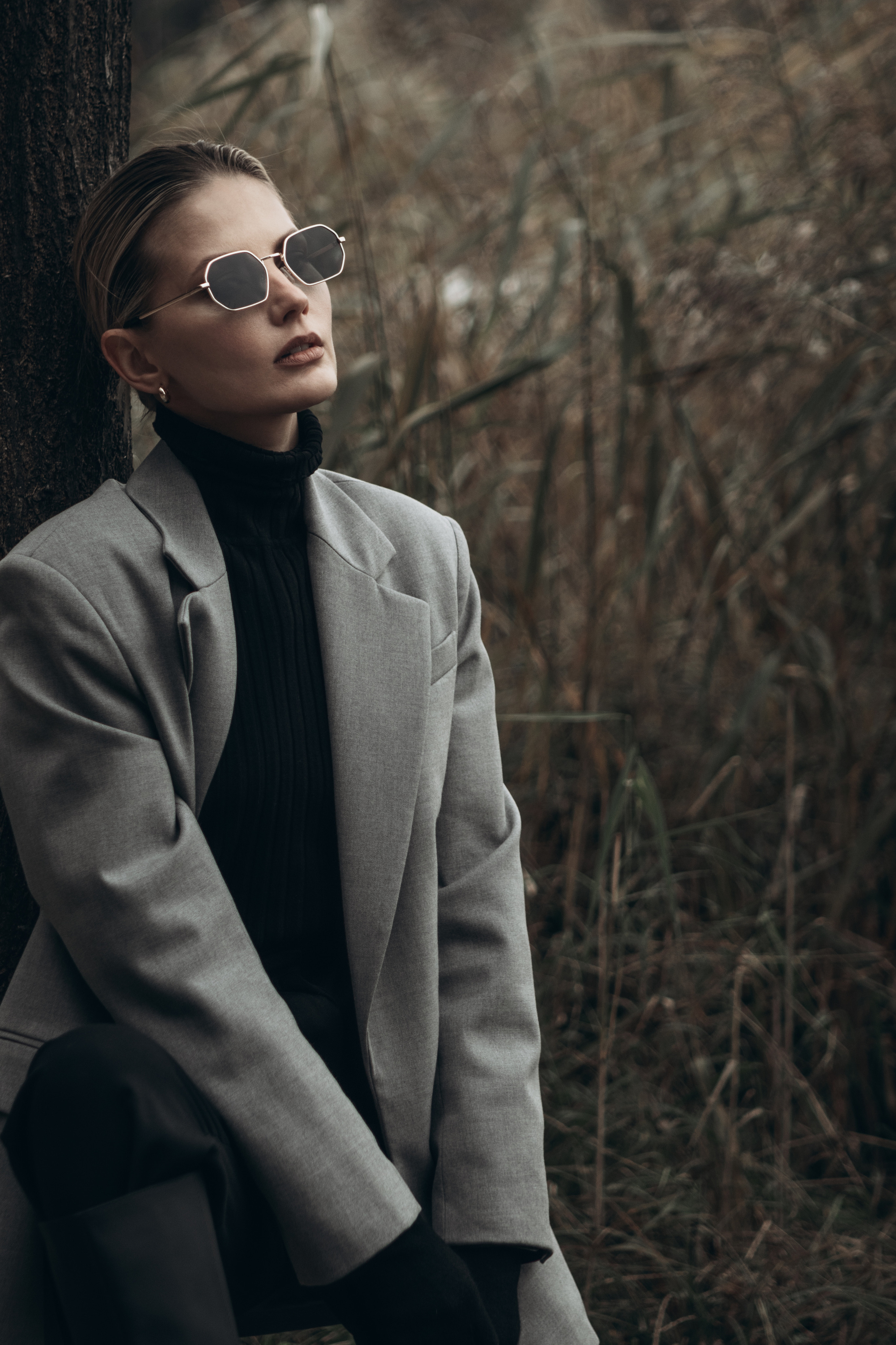 Портрет девушки в пиджаке на фоне осенней природы