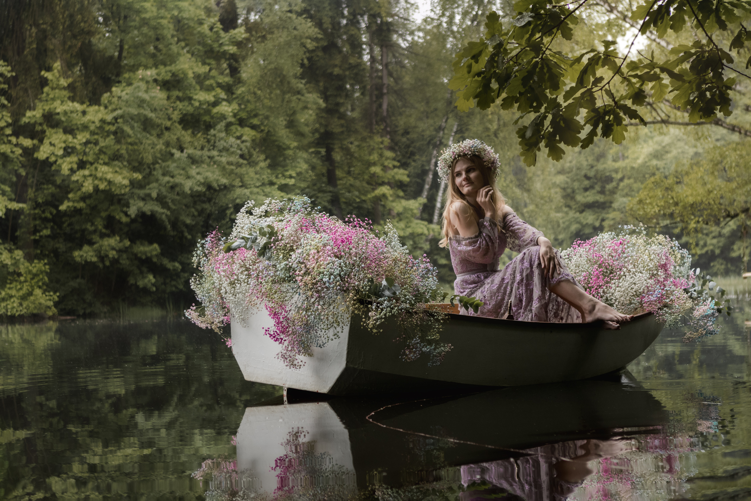 Девушка плывет в лодке декорированная цветами