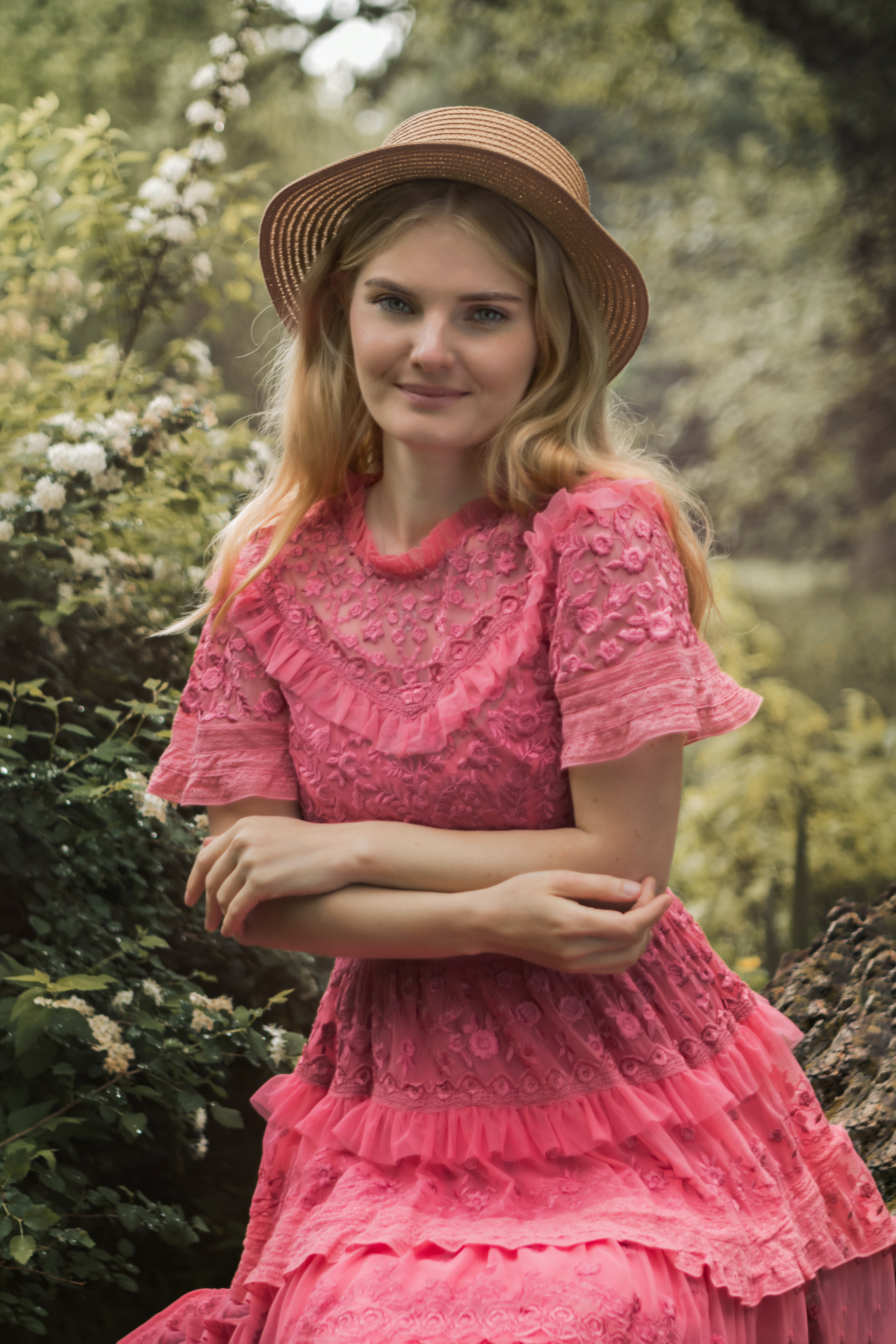 Портрет девушки в резом платье в лесу