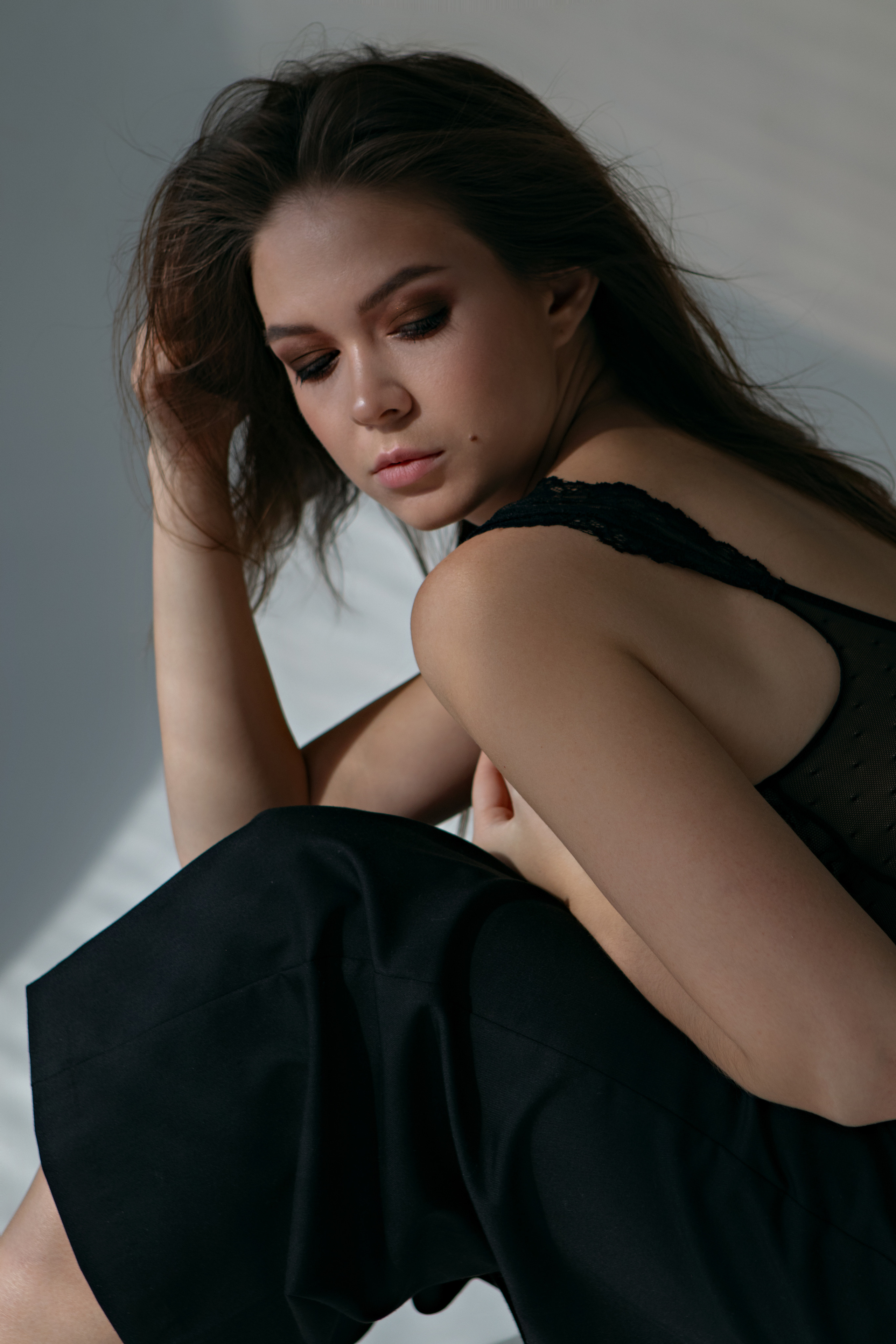 Портрет девушки в черном в студии