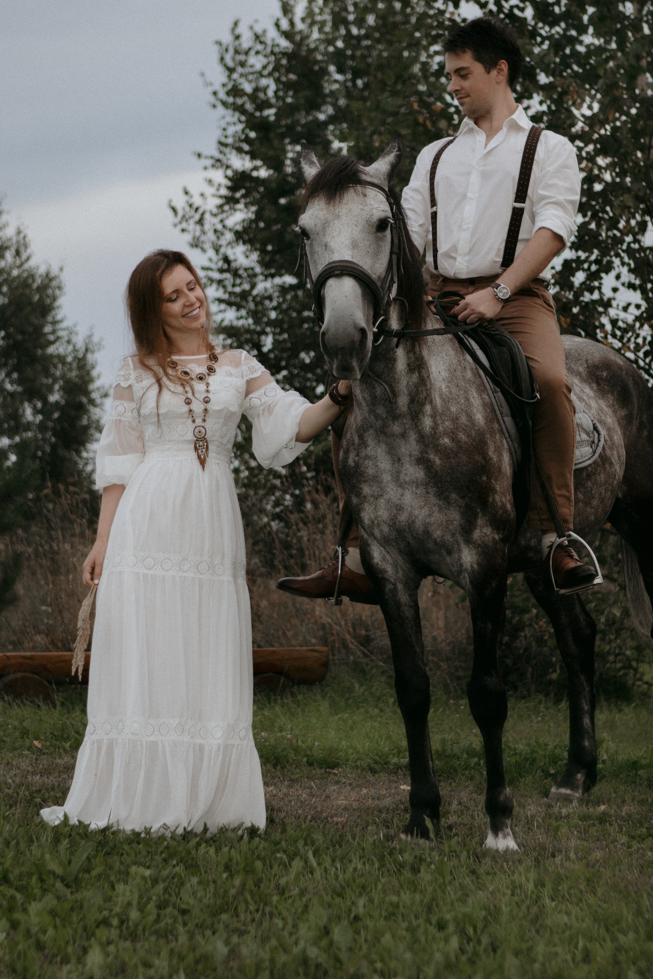 Мужчина на коне ряд с девушкой в белом