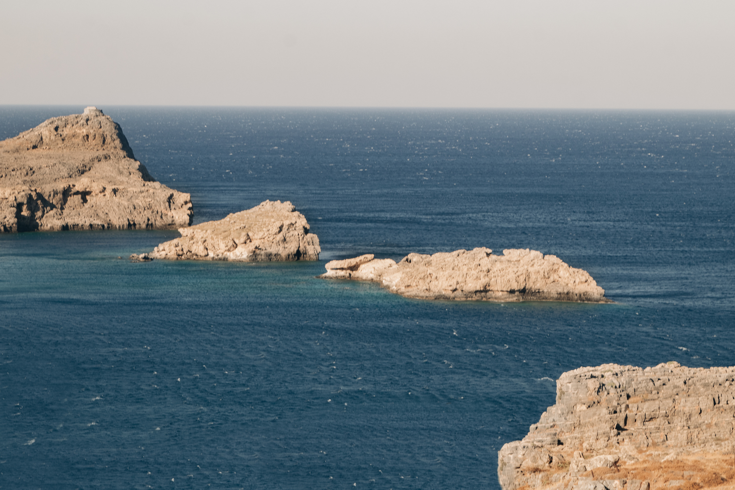 Синее море с скалами