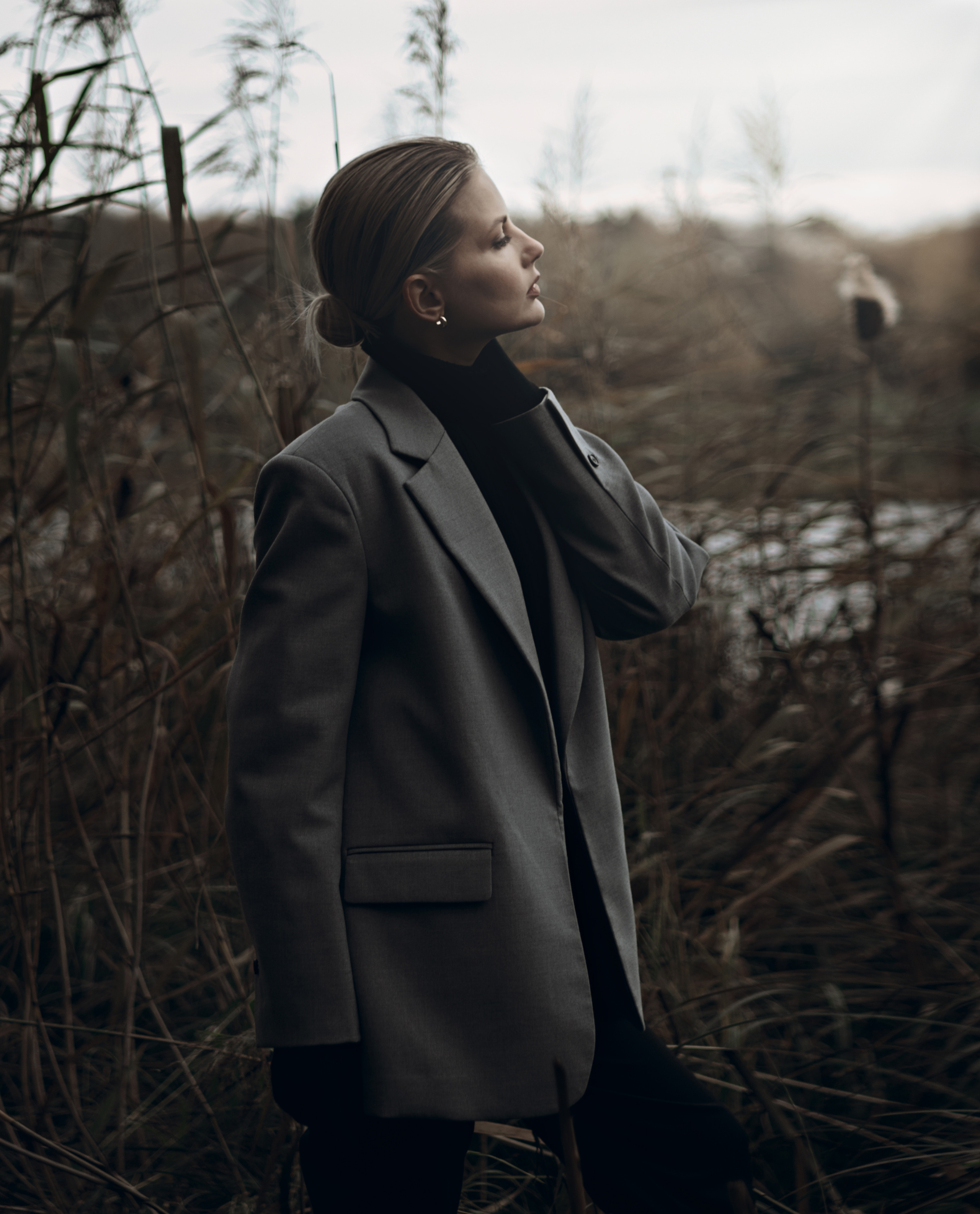 Портрет девушки в пиджаке на фоне осенней природы