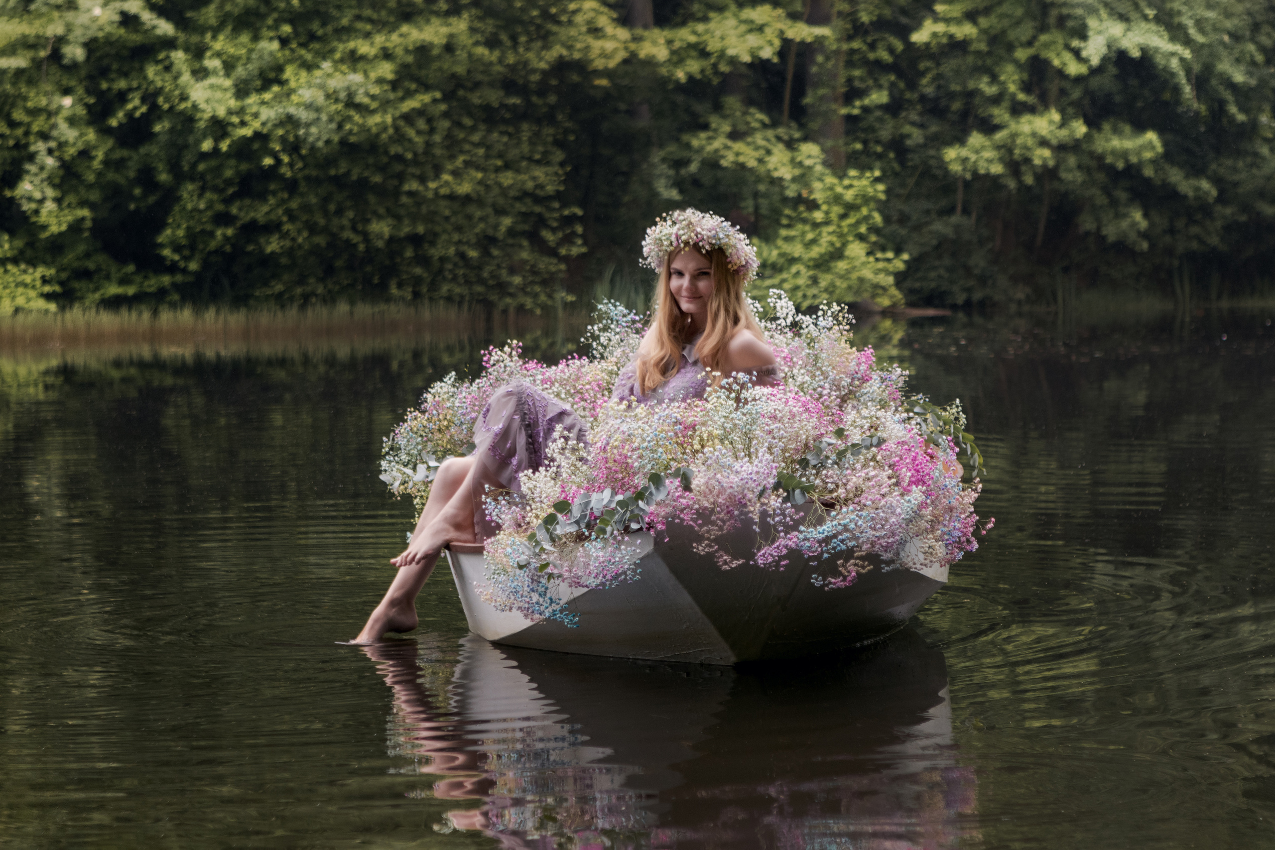 Девушка плывет в лодке декорированная цветами