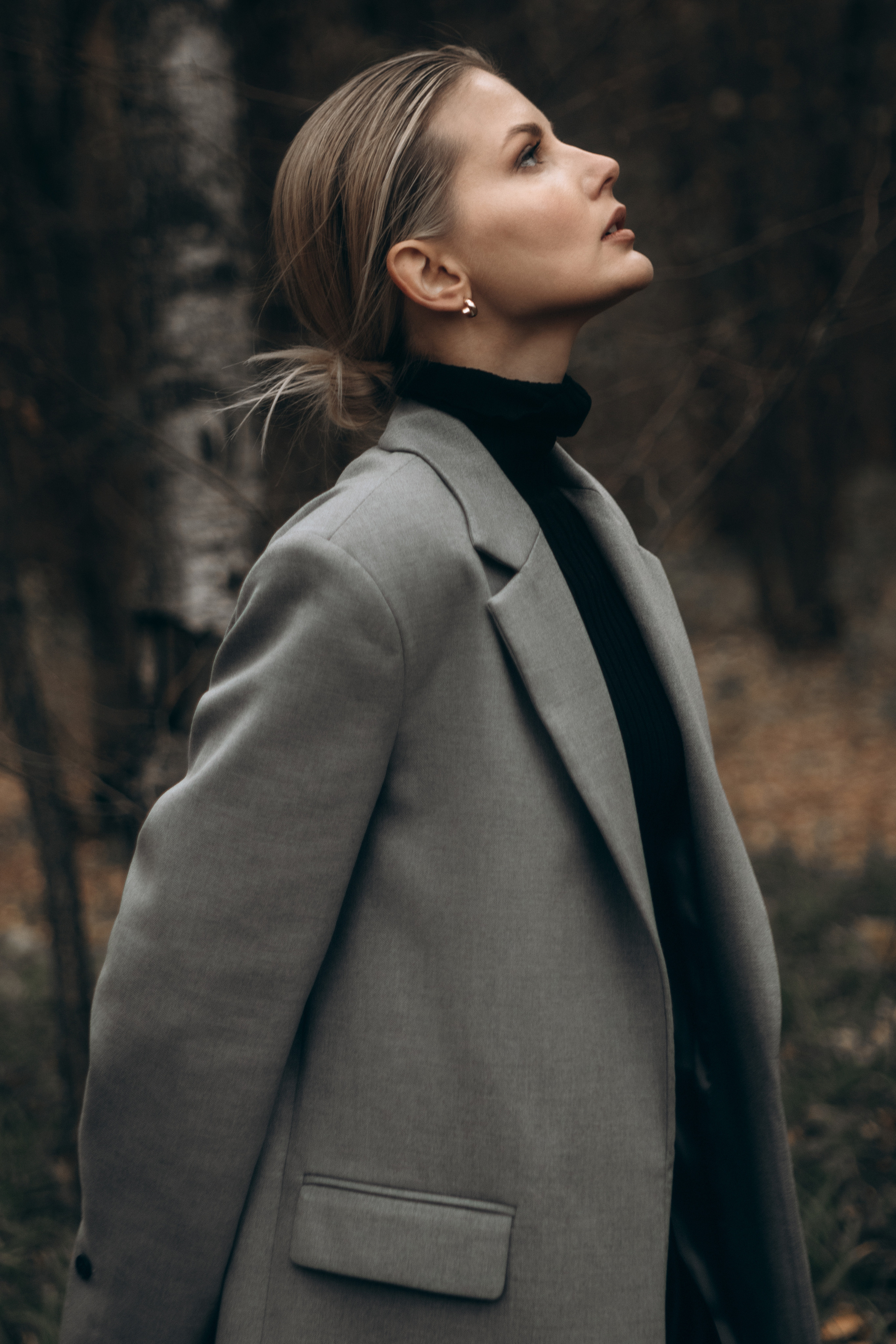 Портрет девушки в пиджаке на фоне осенней природы