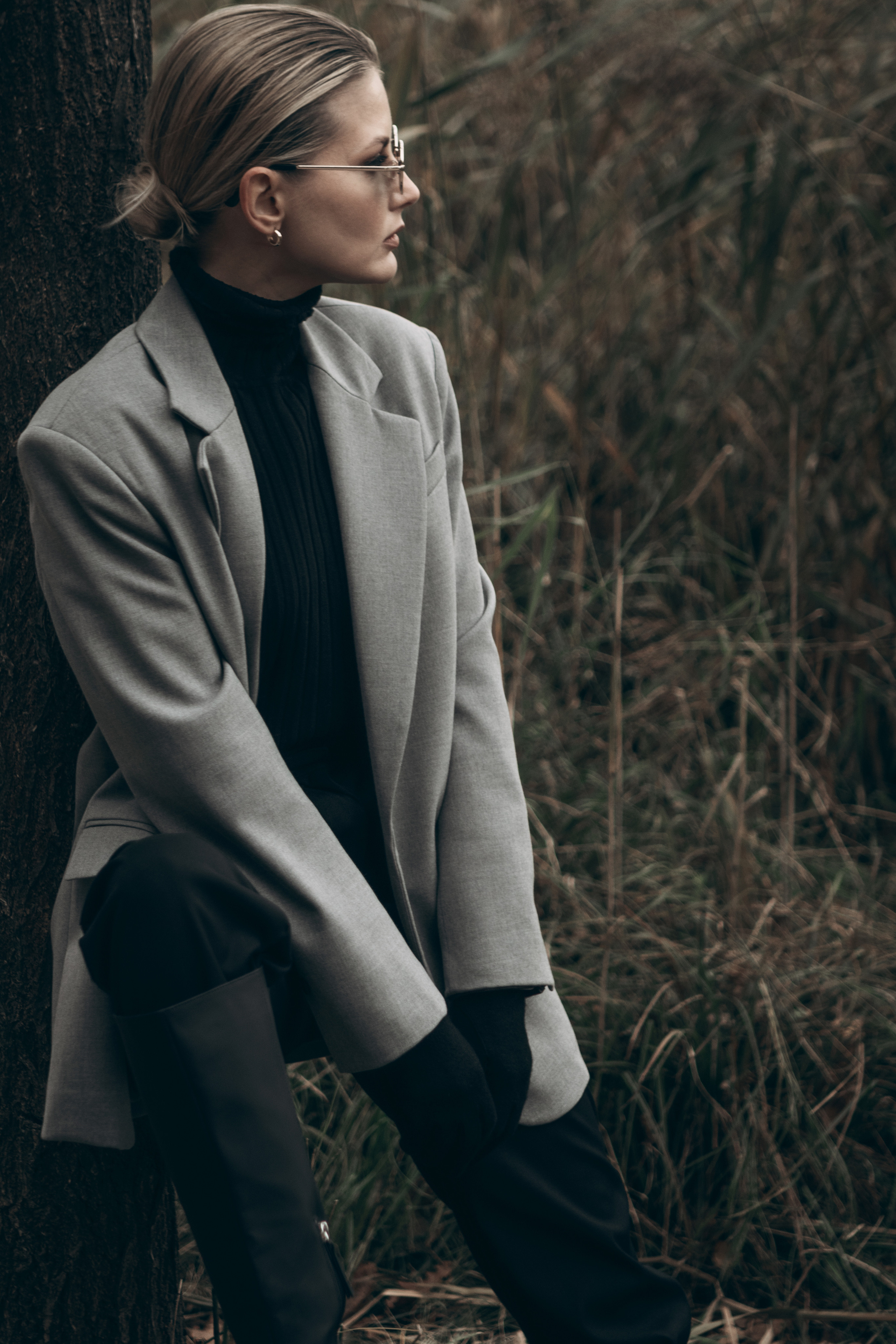 Портрет девушки в пиджаке на фоне осенней природы