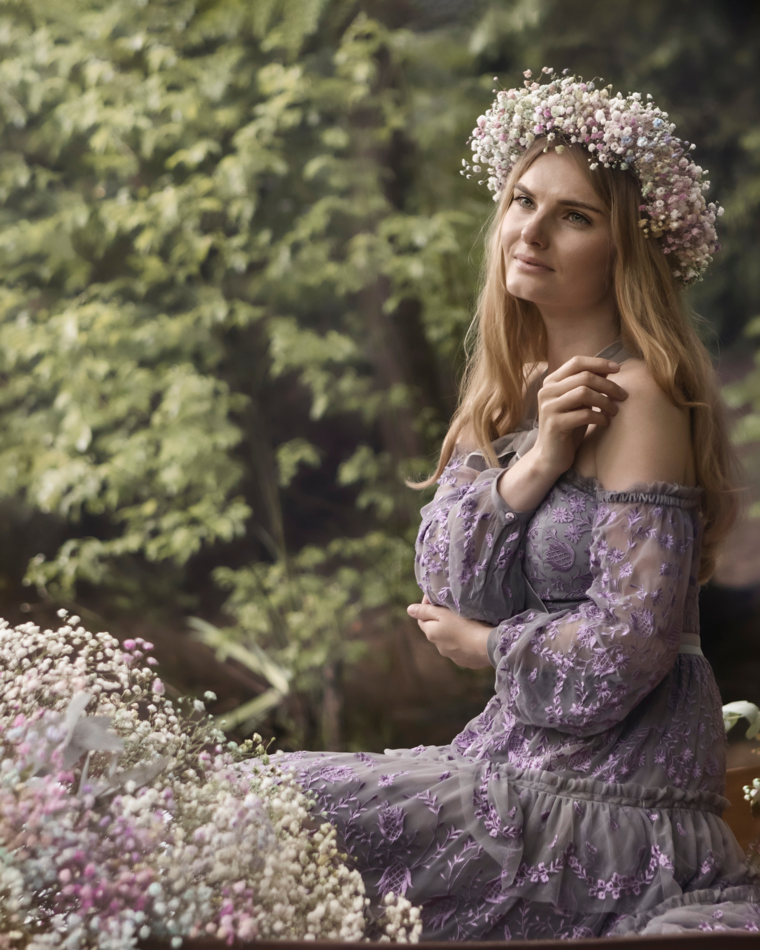 Девушка  с венком из цветов на голове в лесу