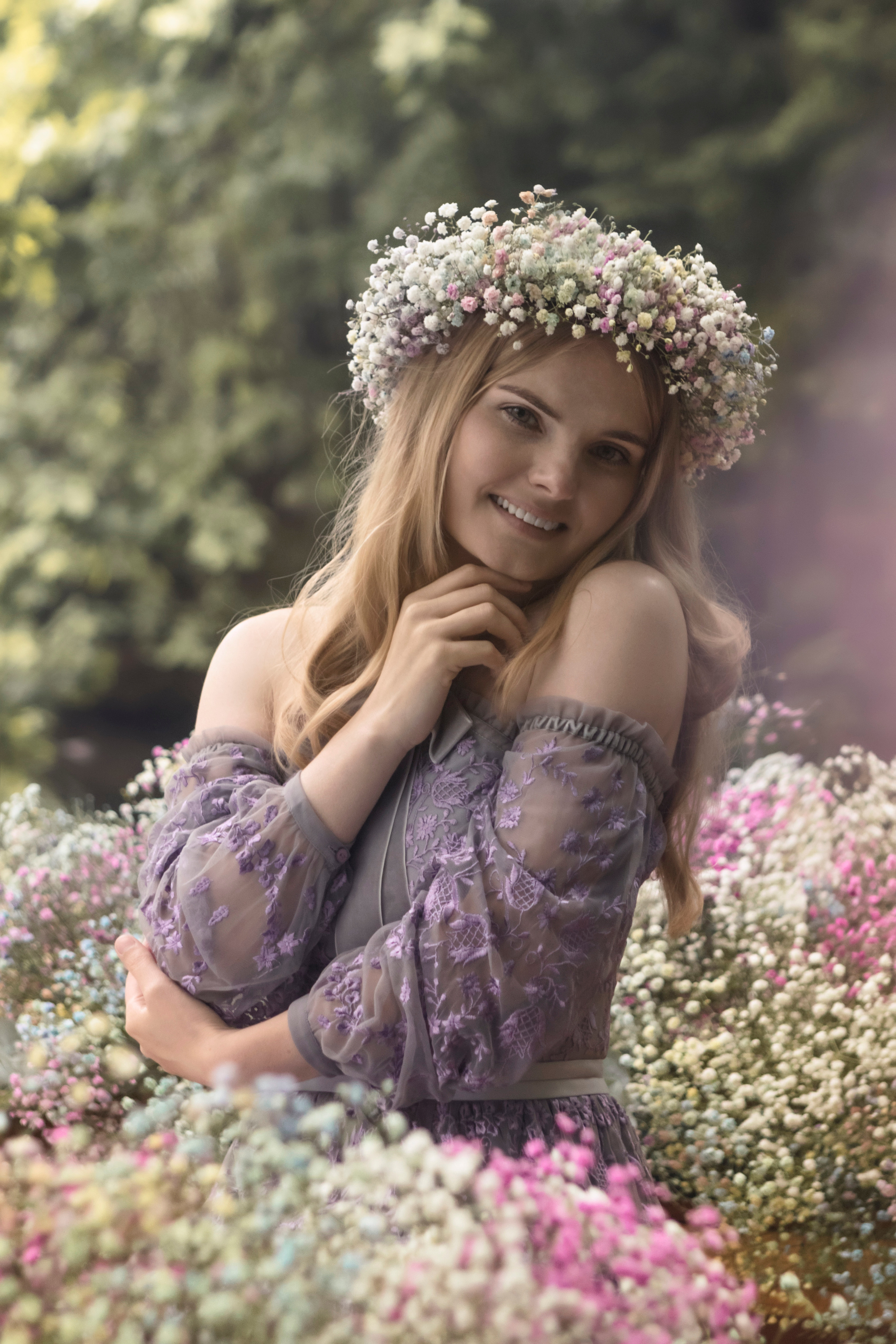 Девушка в лодке с венком из цветов на голове