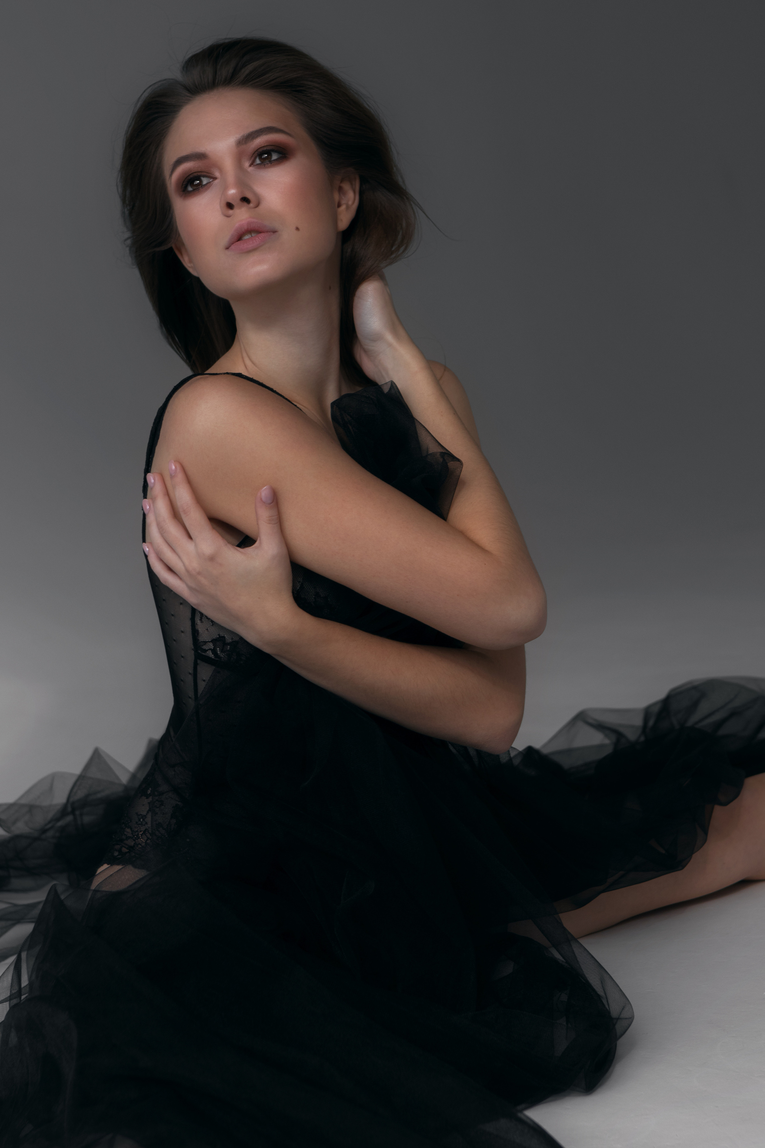 Портрет девушки в черном в студии