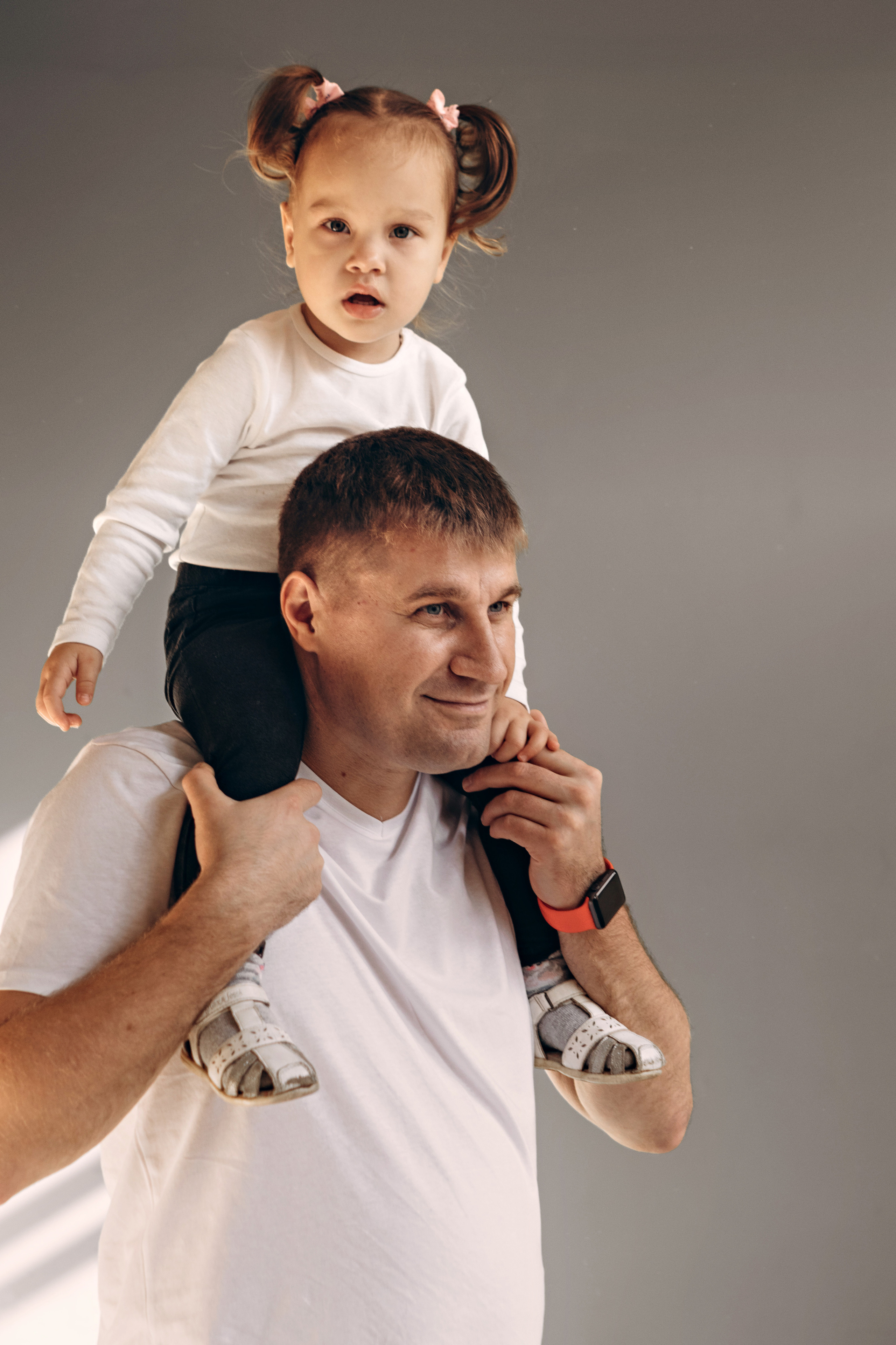 Папа с маленькой дочкой на плечах