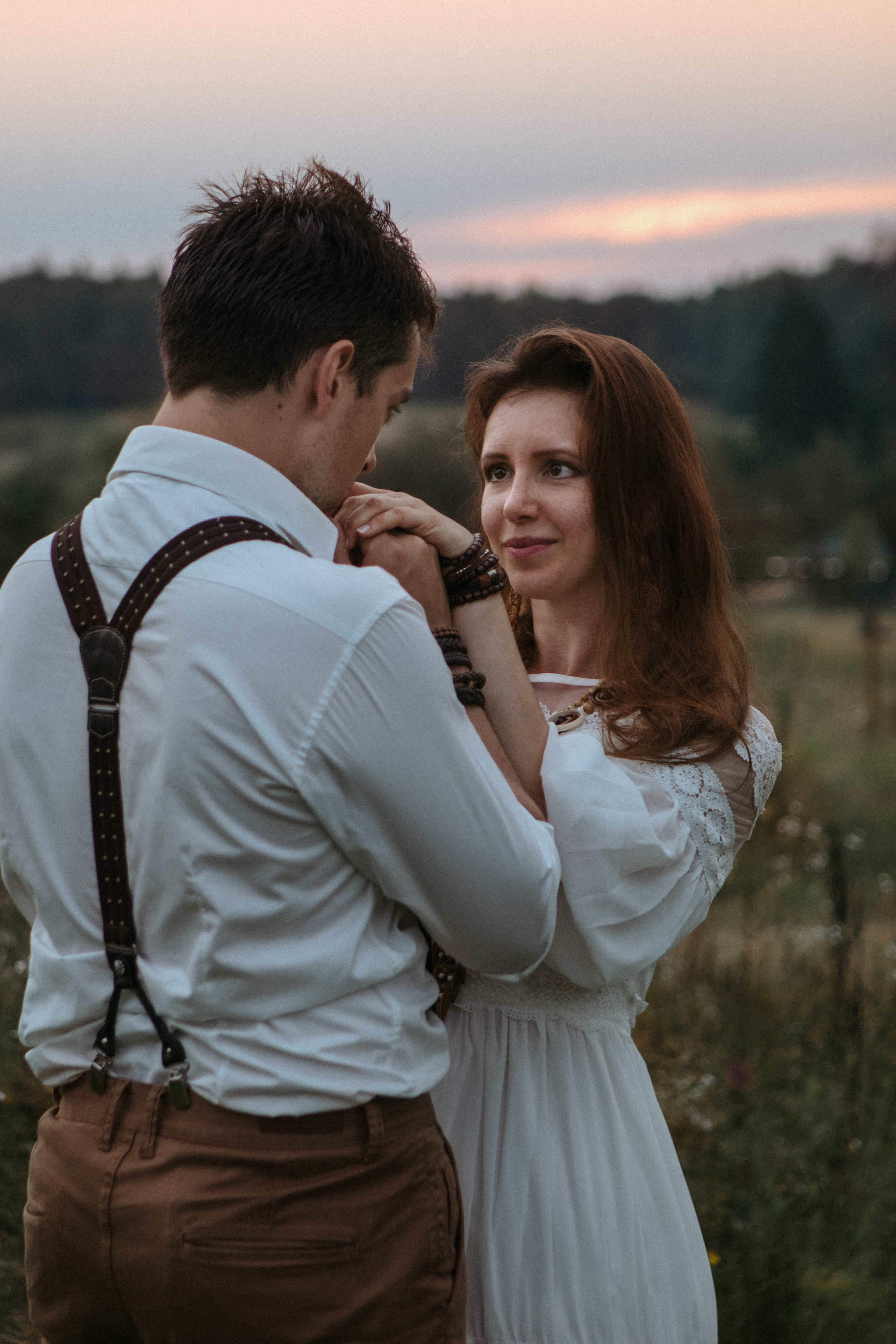 Влюбленная пара в белом на фоне заката