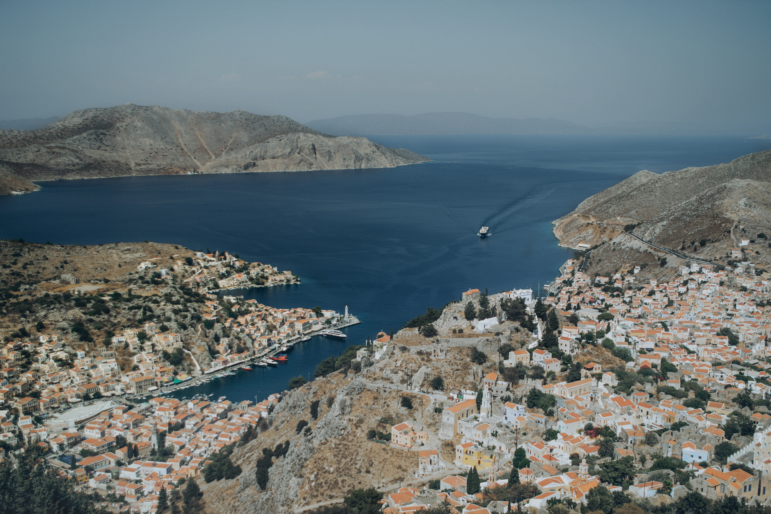 Остров Сими. Вид на город и море