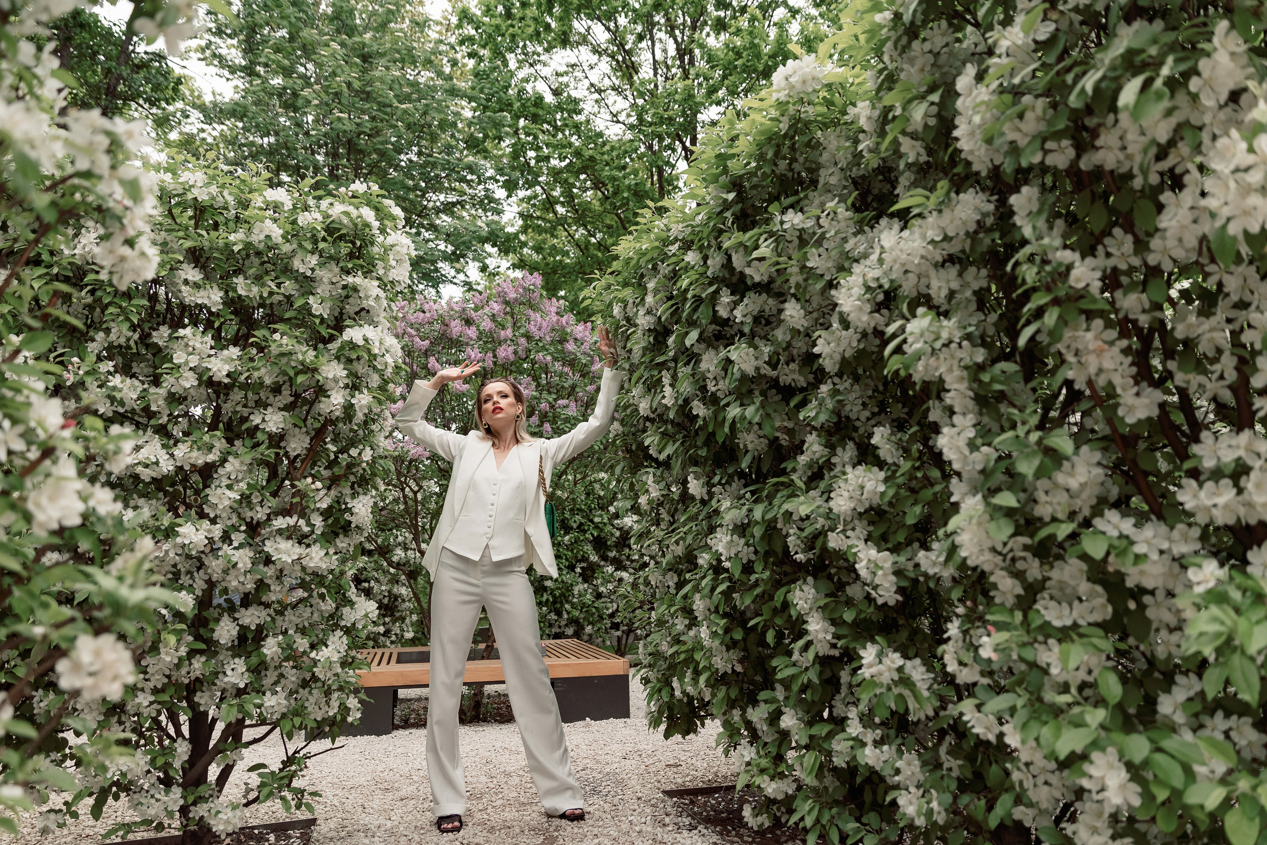 Портретная фотосессия Даши среди яблонь. Свадебный фотограф Москва