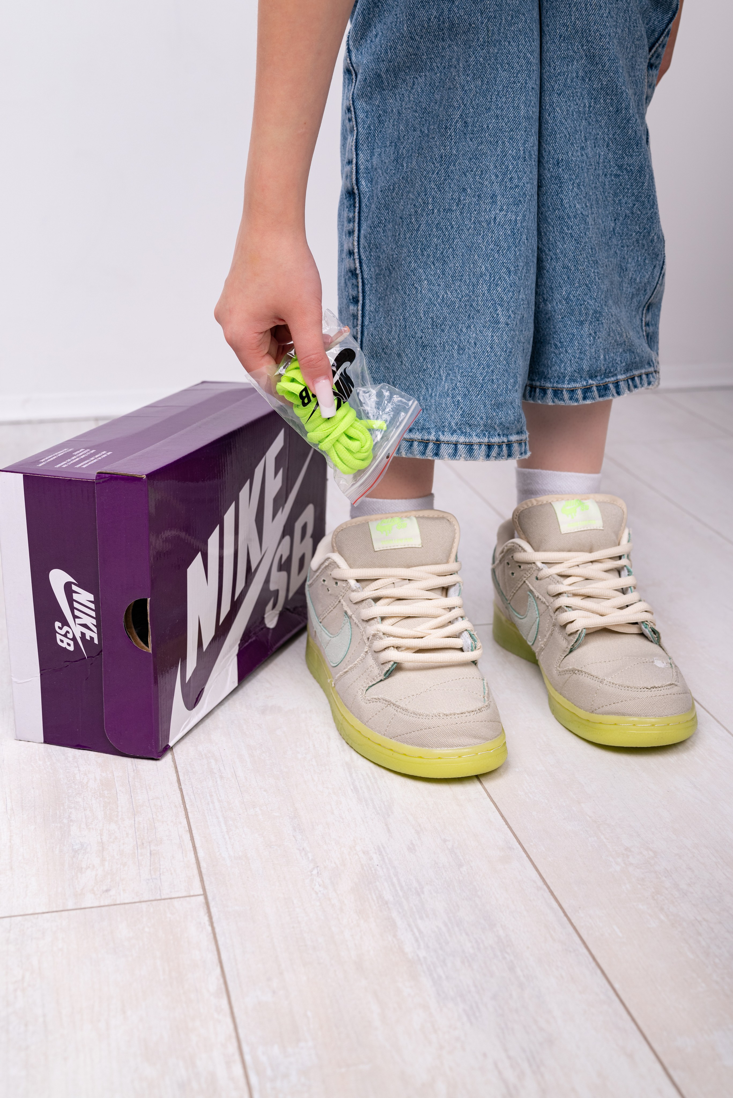 Кроссовки в студии. Предметный фотограф, фото для маркетплейсов Пятигорск, КМВ