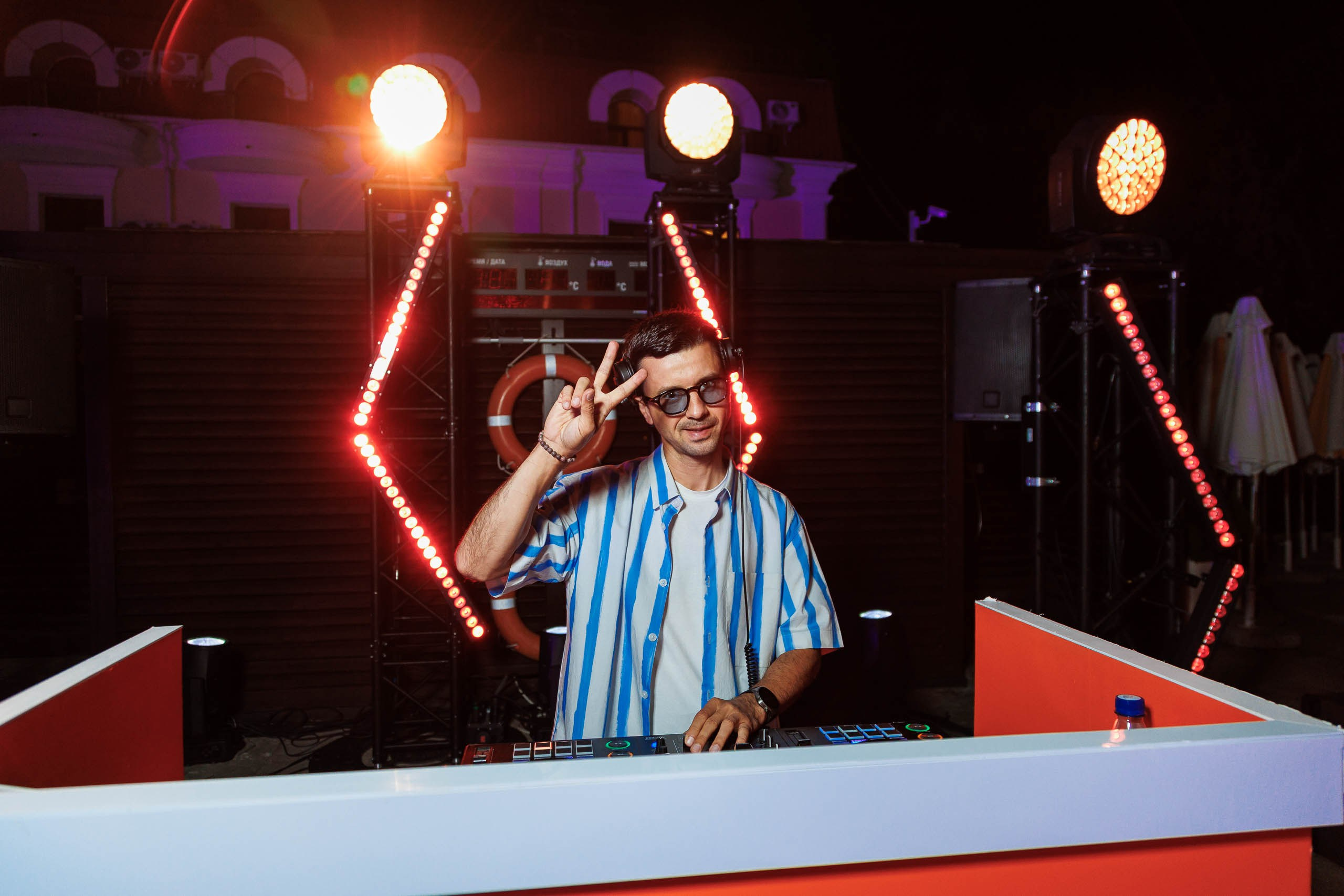 Официальное фото участников вечернего приема банковского форума, элегантная атмосфера